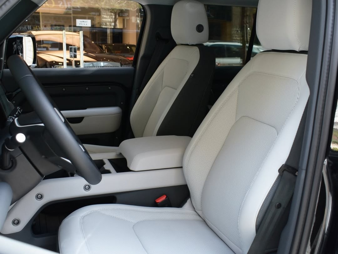 Land Rover Defender 110 S 2025 - Image 2