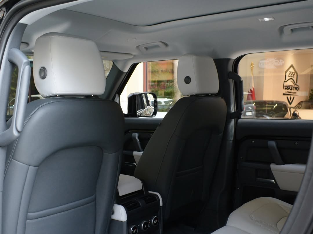 Land Rover Defender 110 S 2025 - Image 4