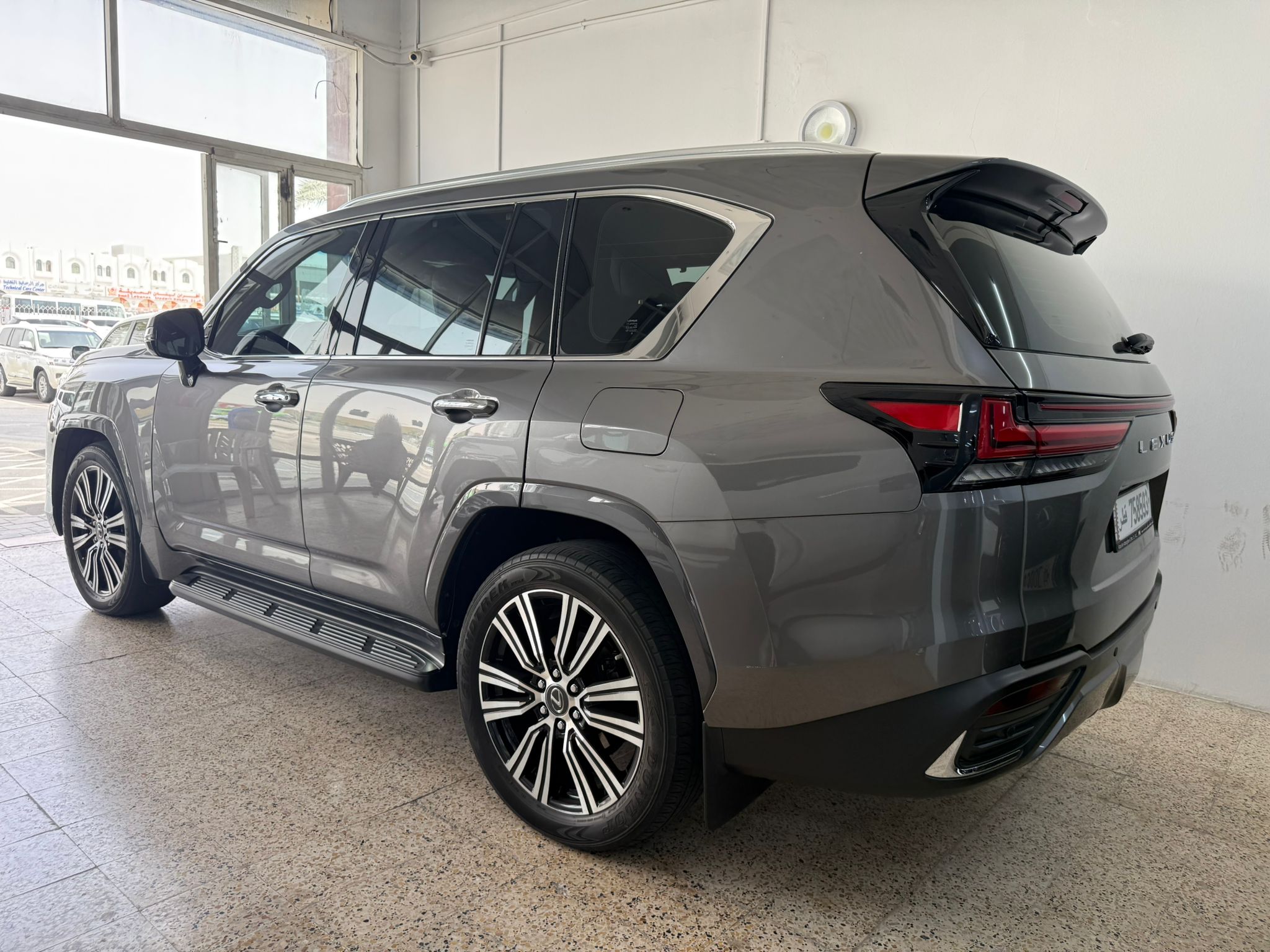 Lexus LX 600 Luxury  2023 - Image 3