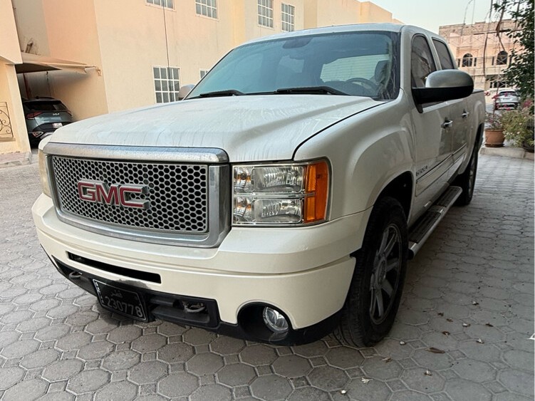 GMC Sierra Denali 2012 - Image 2
