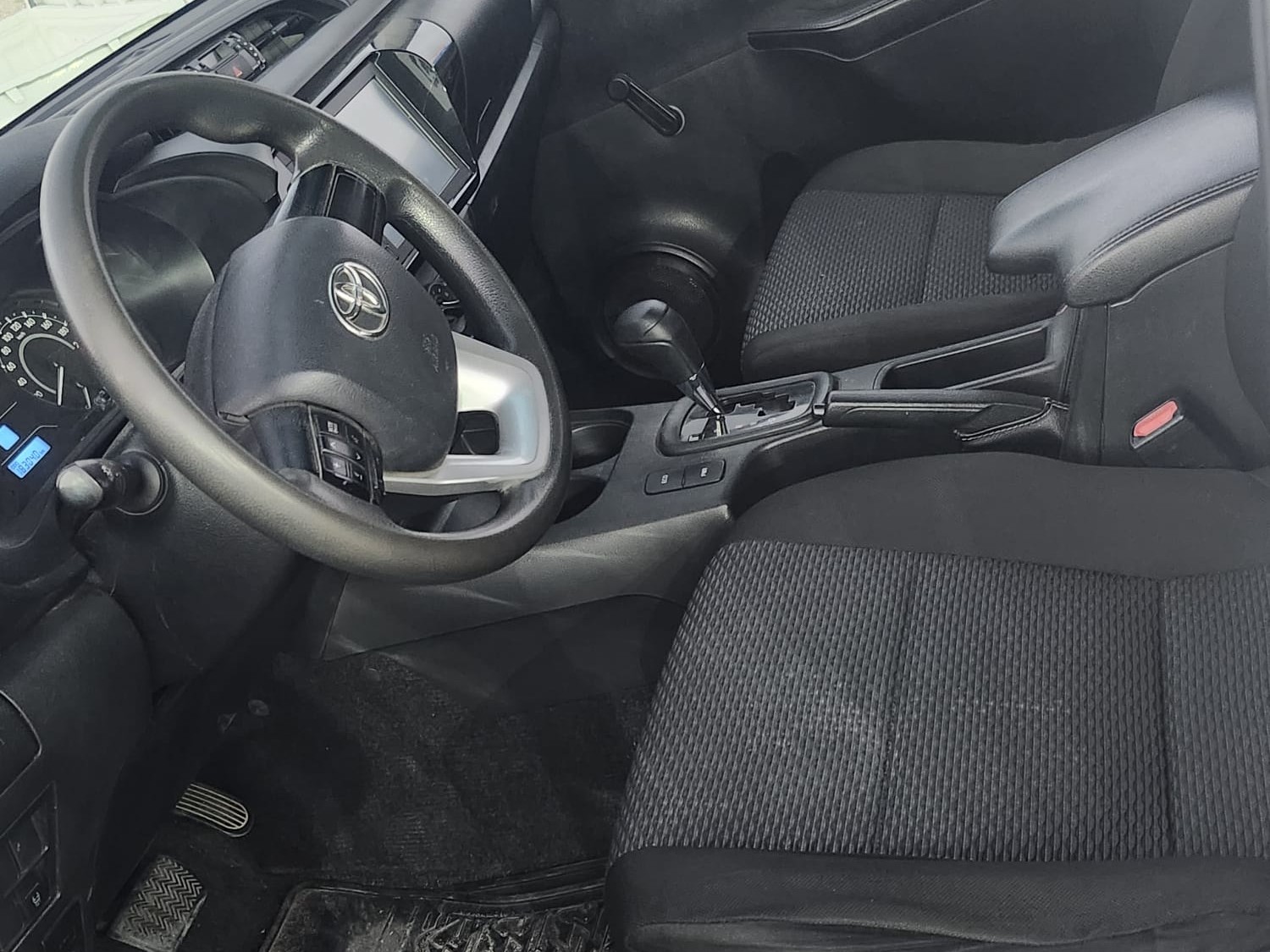 Toyota Hilux 4X4 2022 - Image 2