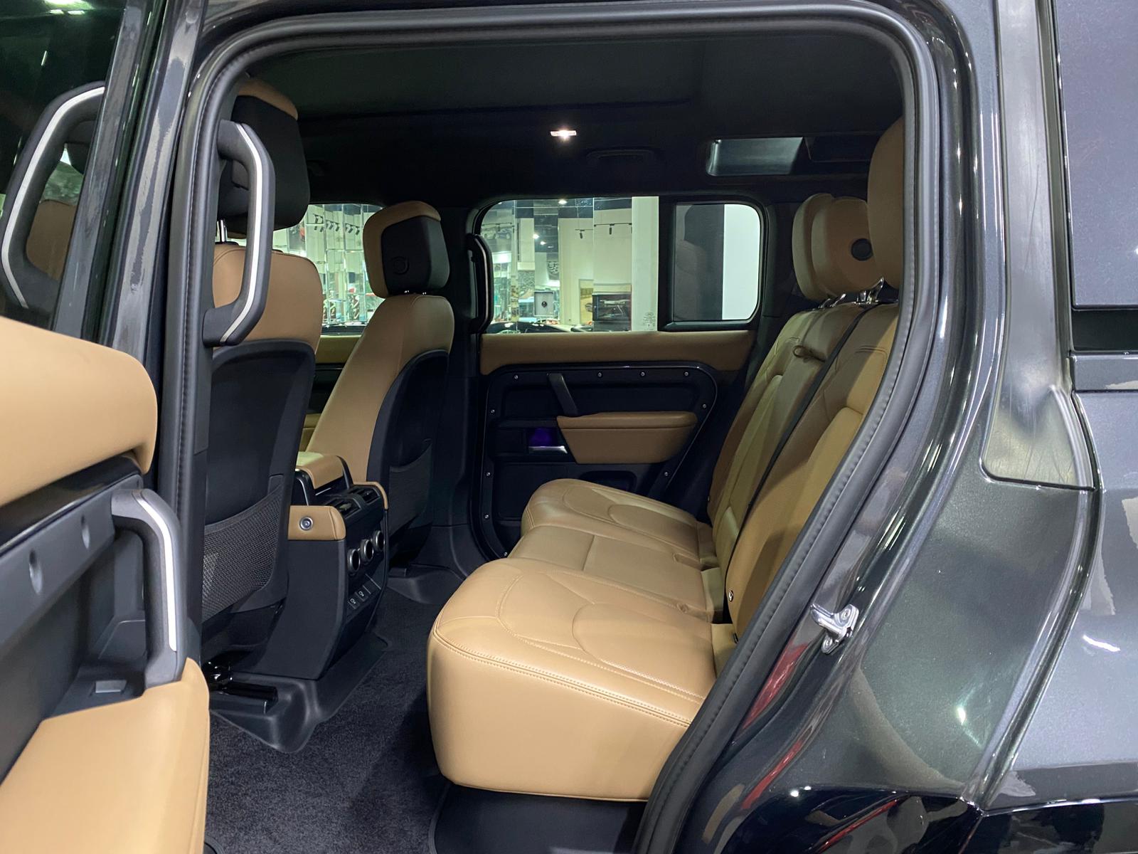 Land Rover Defender 110 HSE 2025 - Image 2