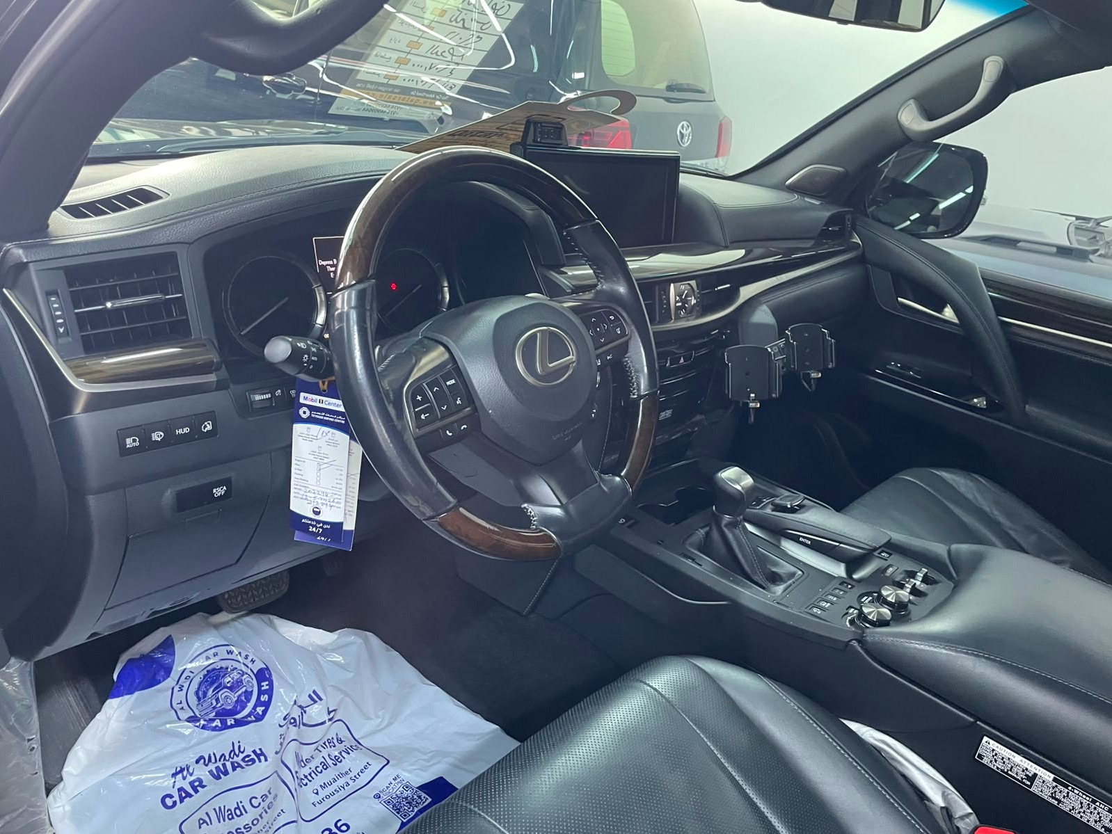 Lexus LX 570 2016 - Image 2