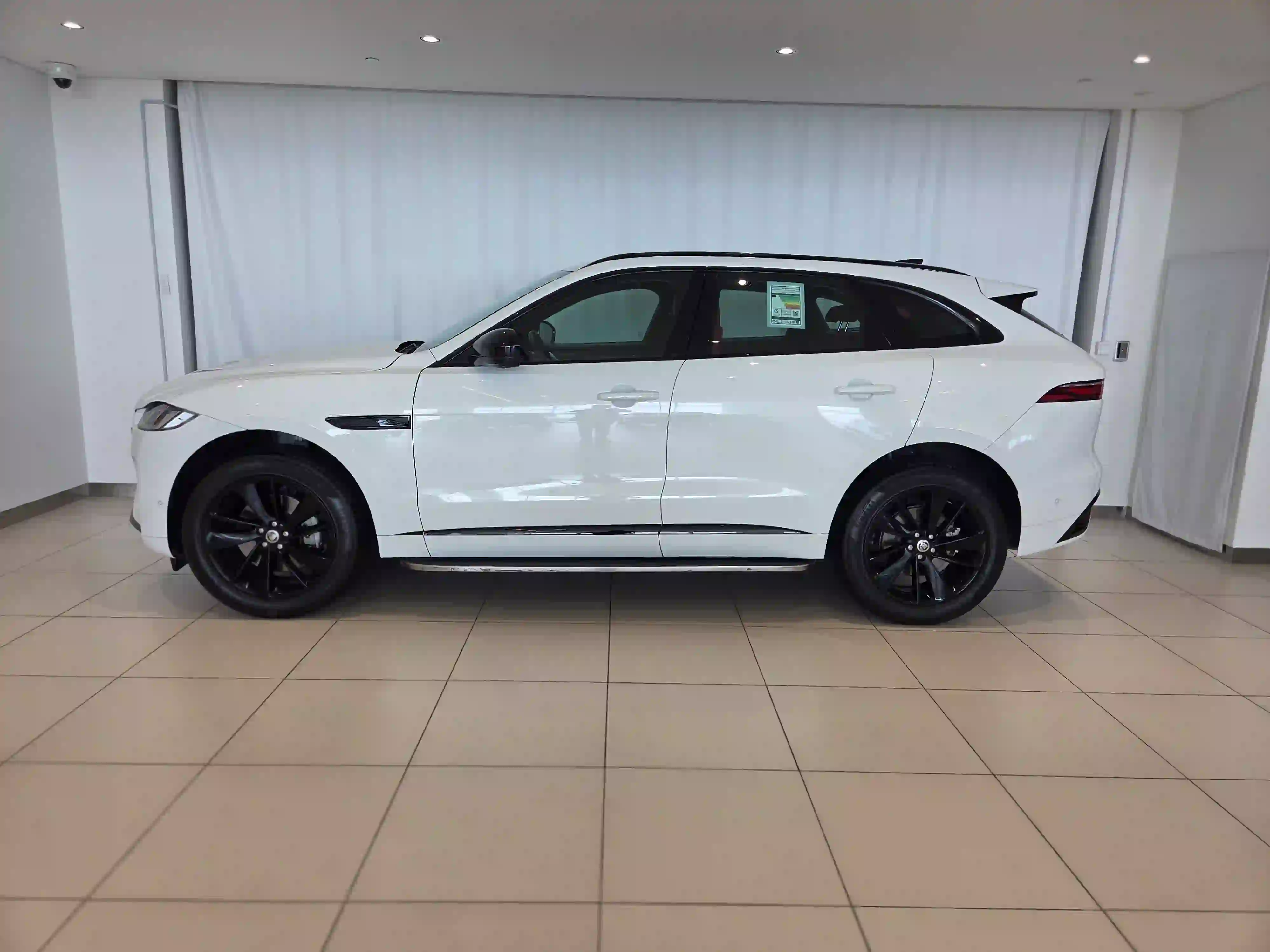 Jaguar F-PACE 2.0 i4 R-Dynamic SE 2024 - Image 3