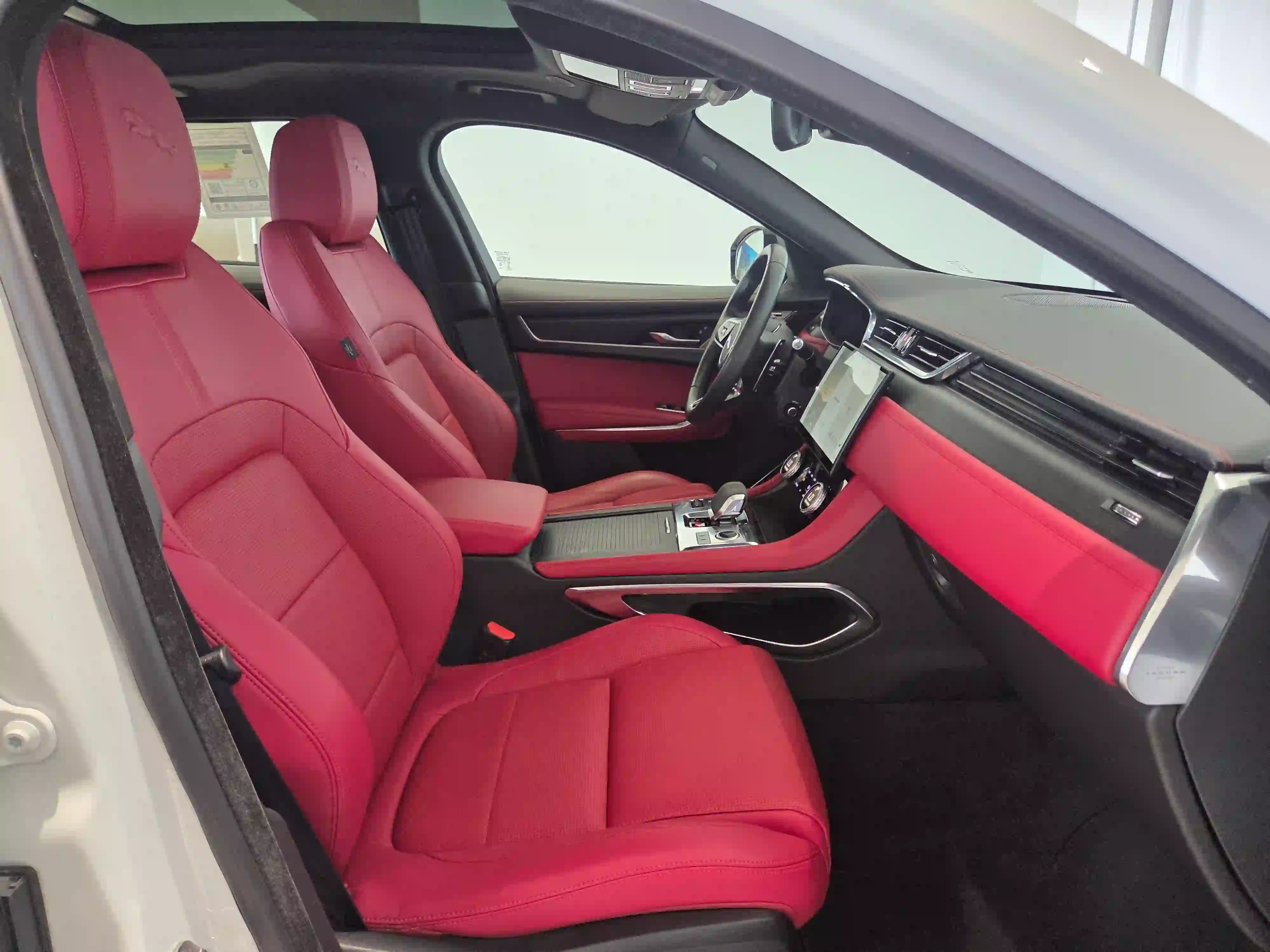 Jaguar F-PACE 2.0 i4 R-Dynamic SE 2024 — photo 10 for sale in Qatar