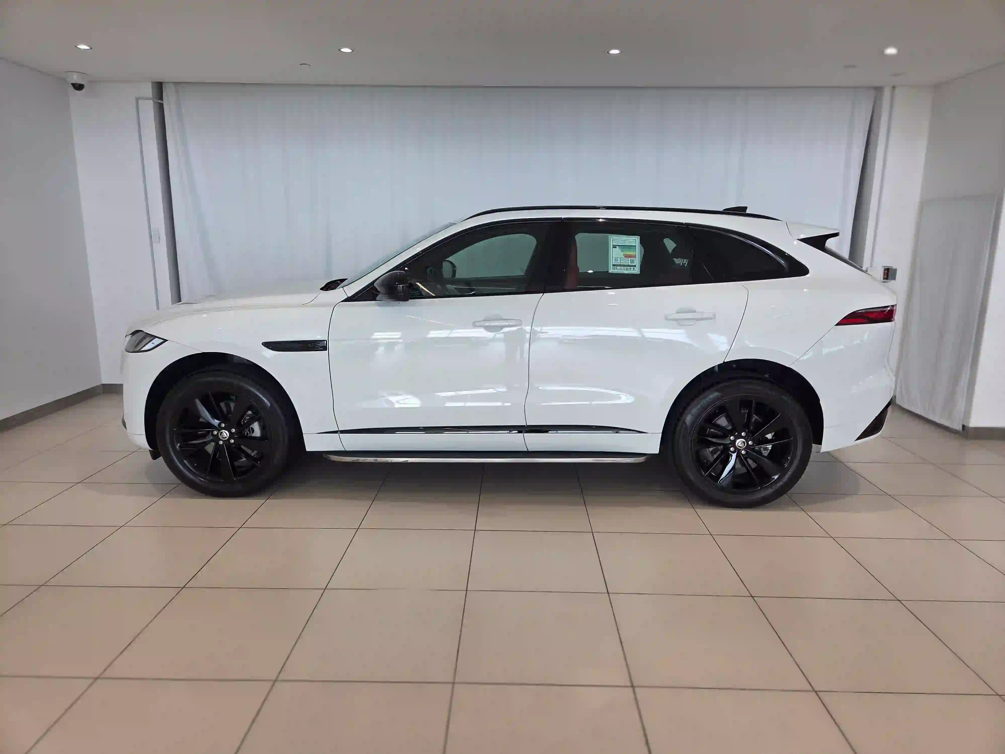 Jaguar F-PACE 2.0 i4 R-Dynamic SE 2024 - Image 2
