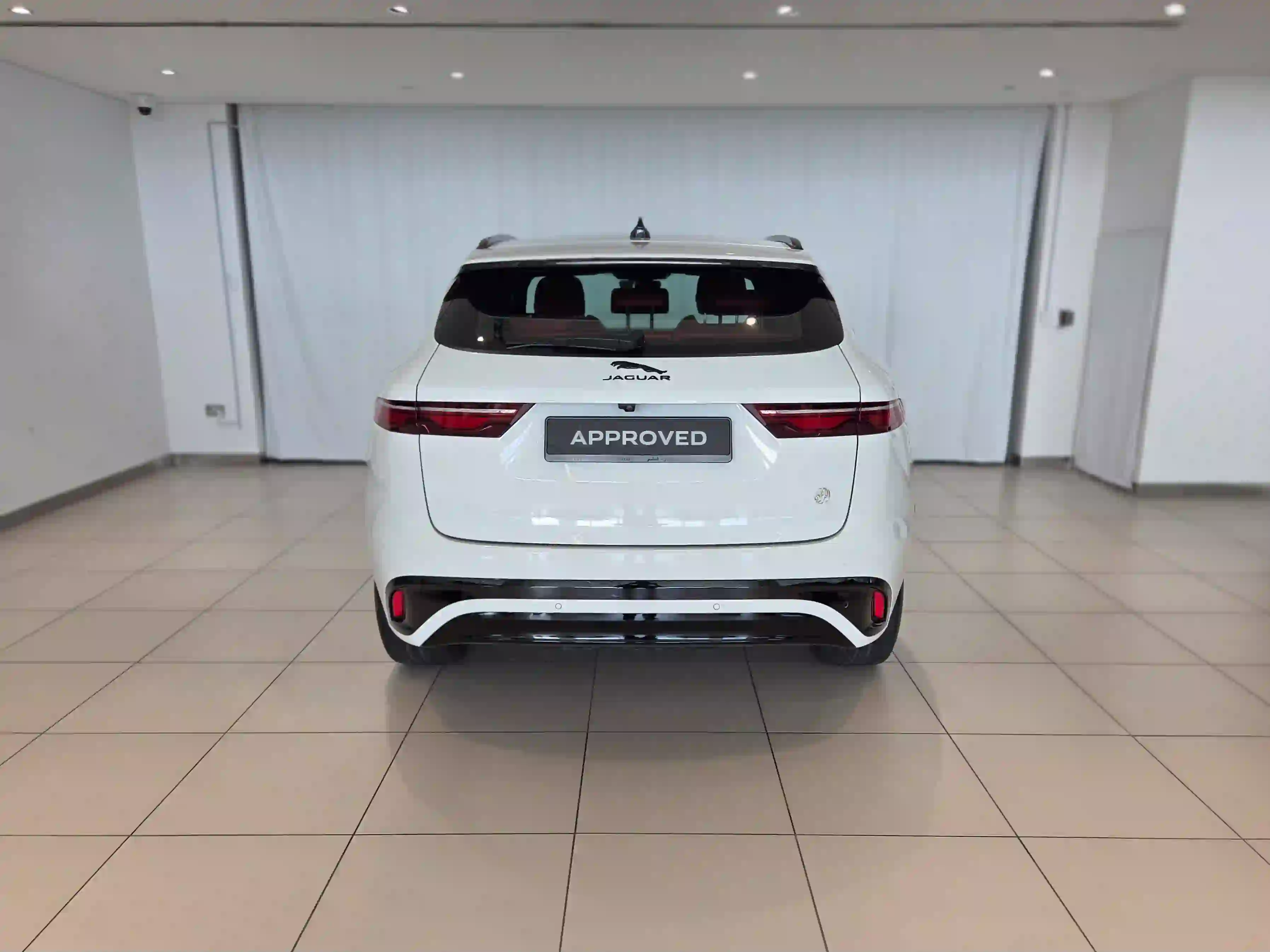 Jaguar F-PACE 2.0 i4 R-Dynamic SE 2024 - Image 3