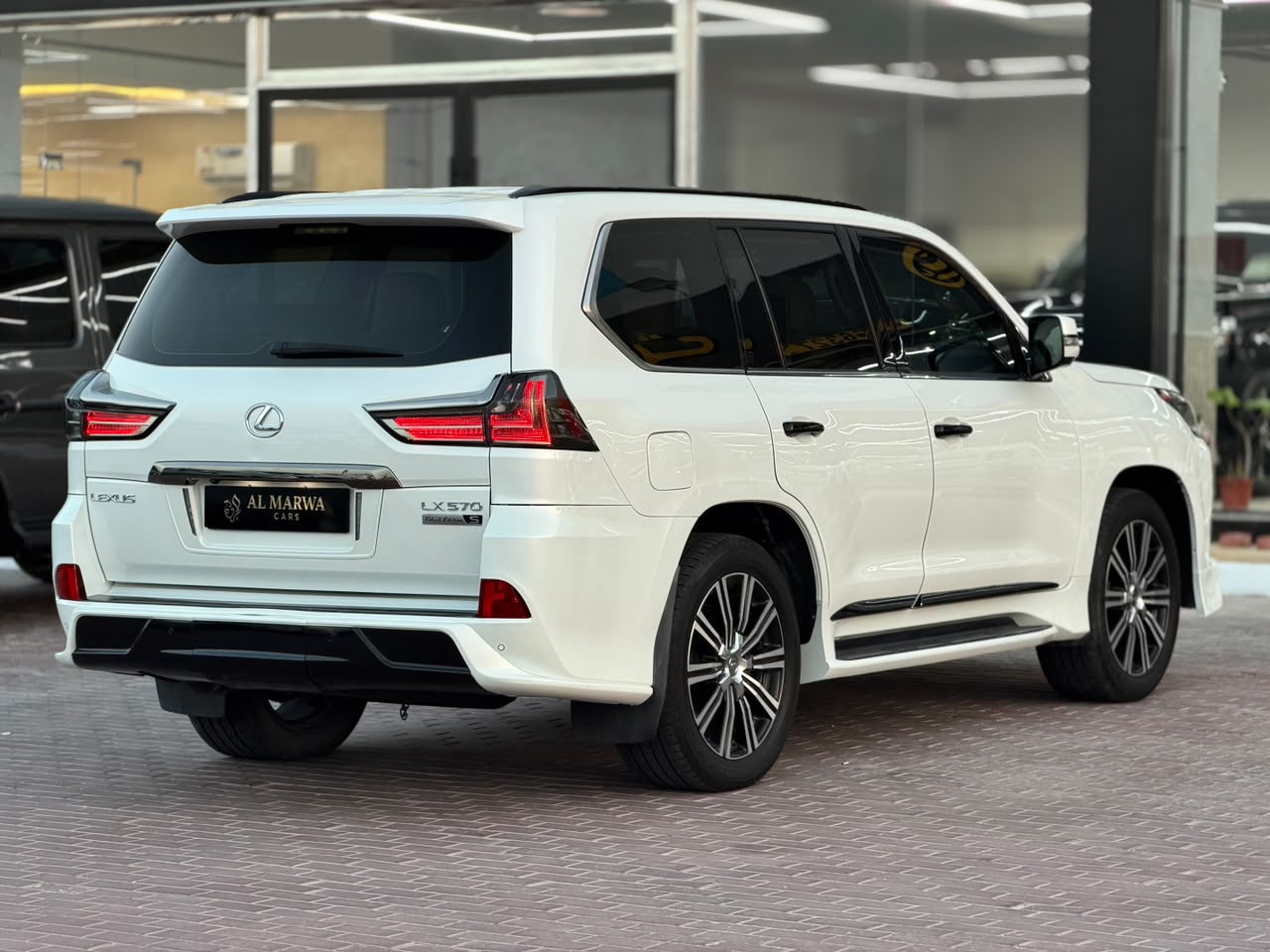 Lexus LX 570 2016 - Image 4