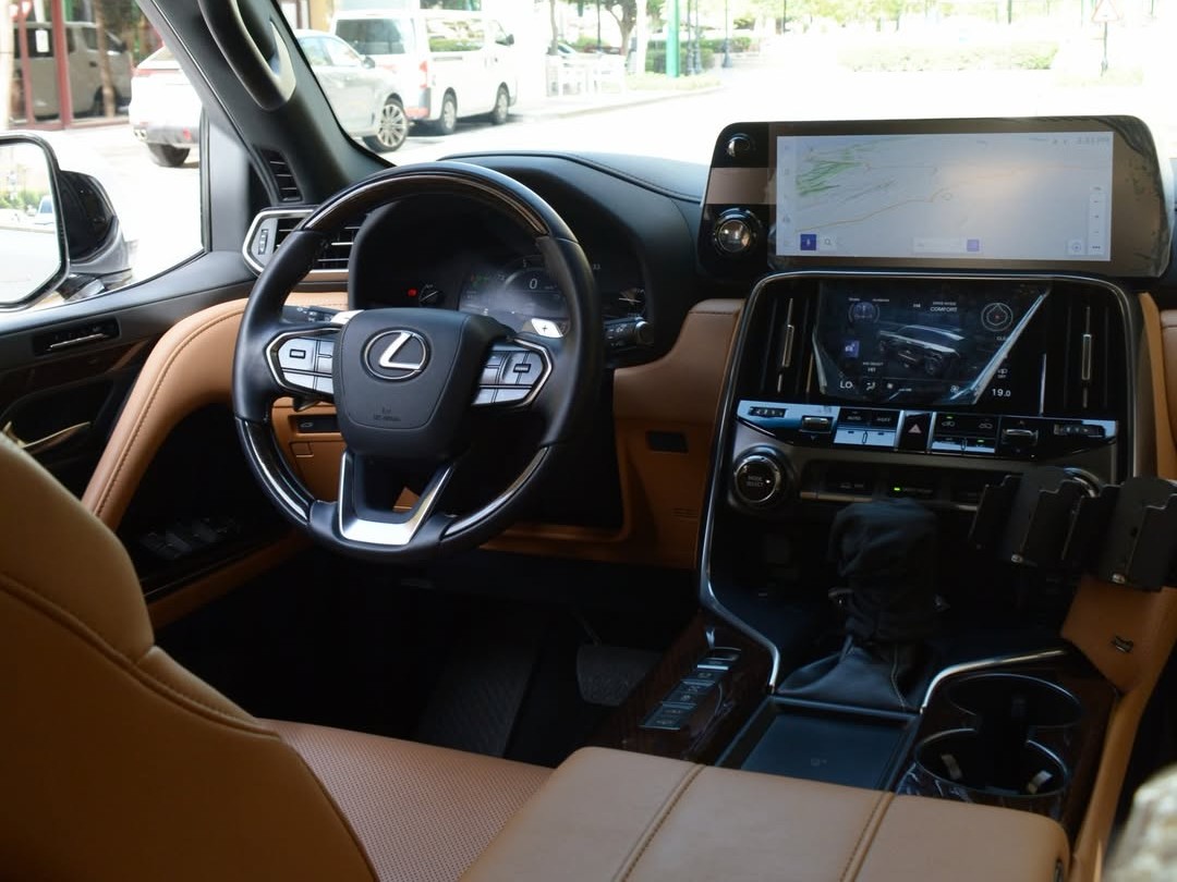 Lexus LX 600 Luxury  2024 - Image 2