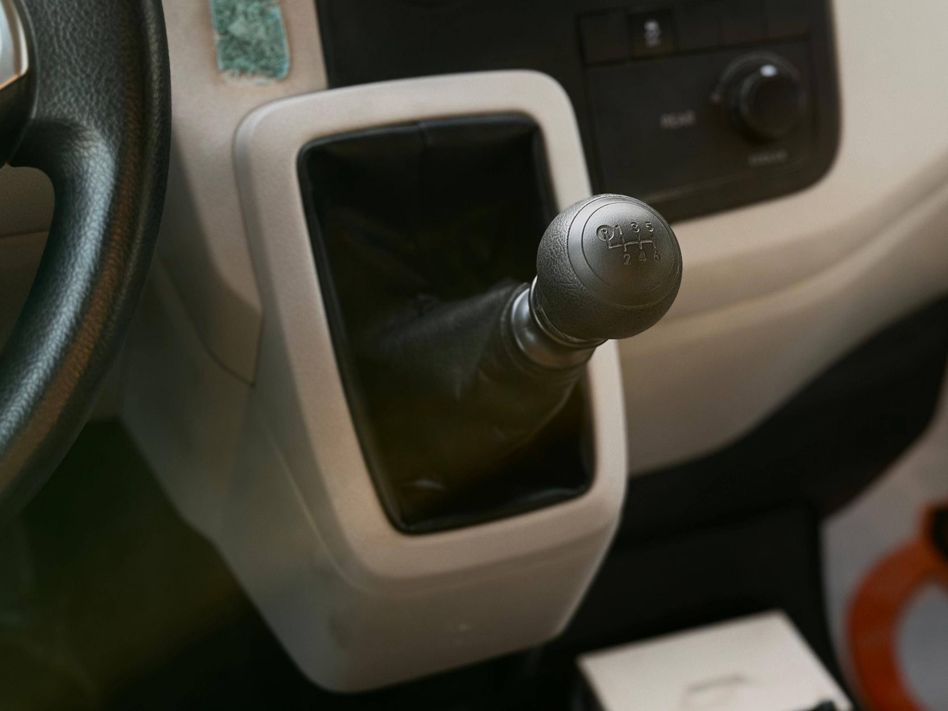 Toyota Hi-Ace 2023 - Image 2