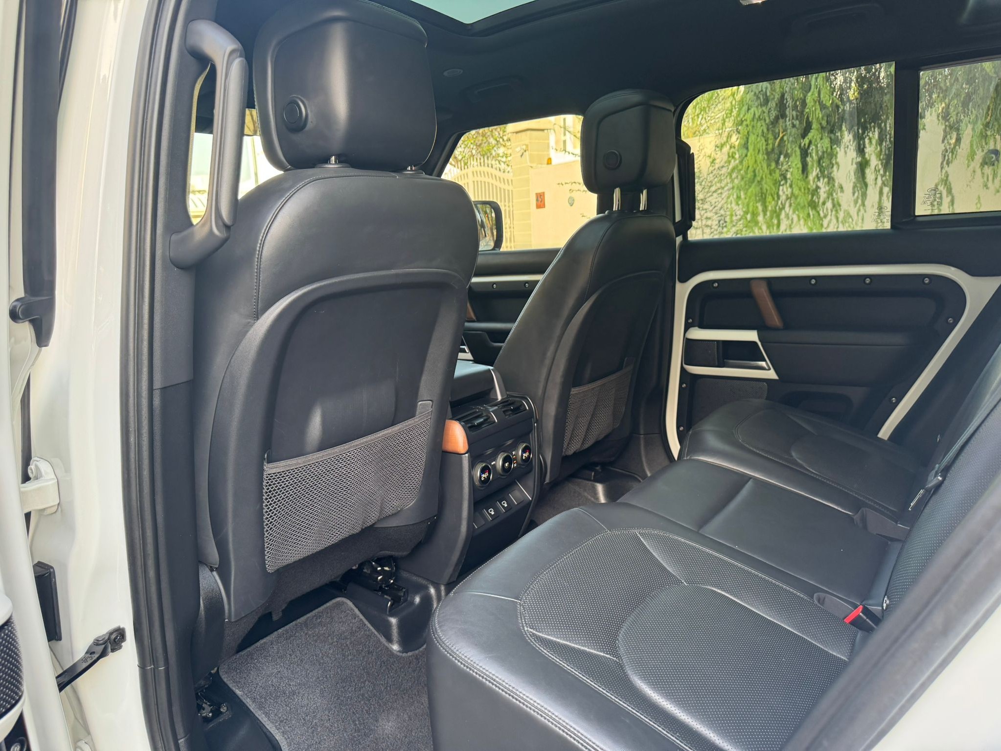 Land Rover Defender 110 2023 - Image 4