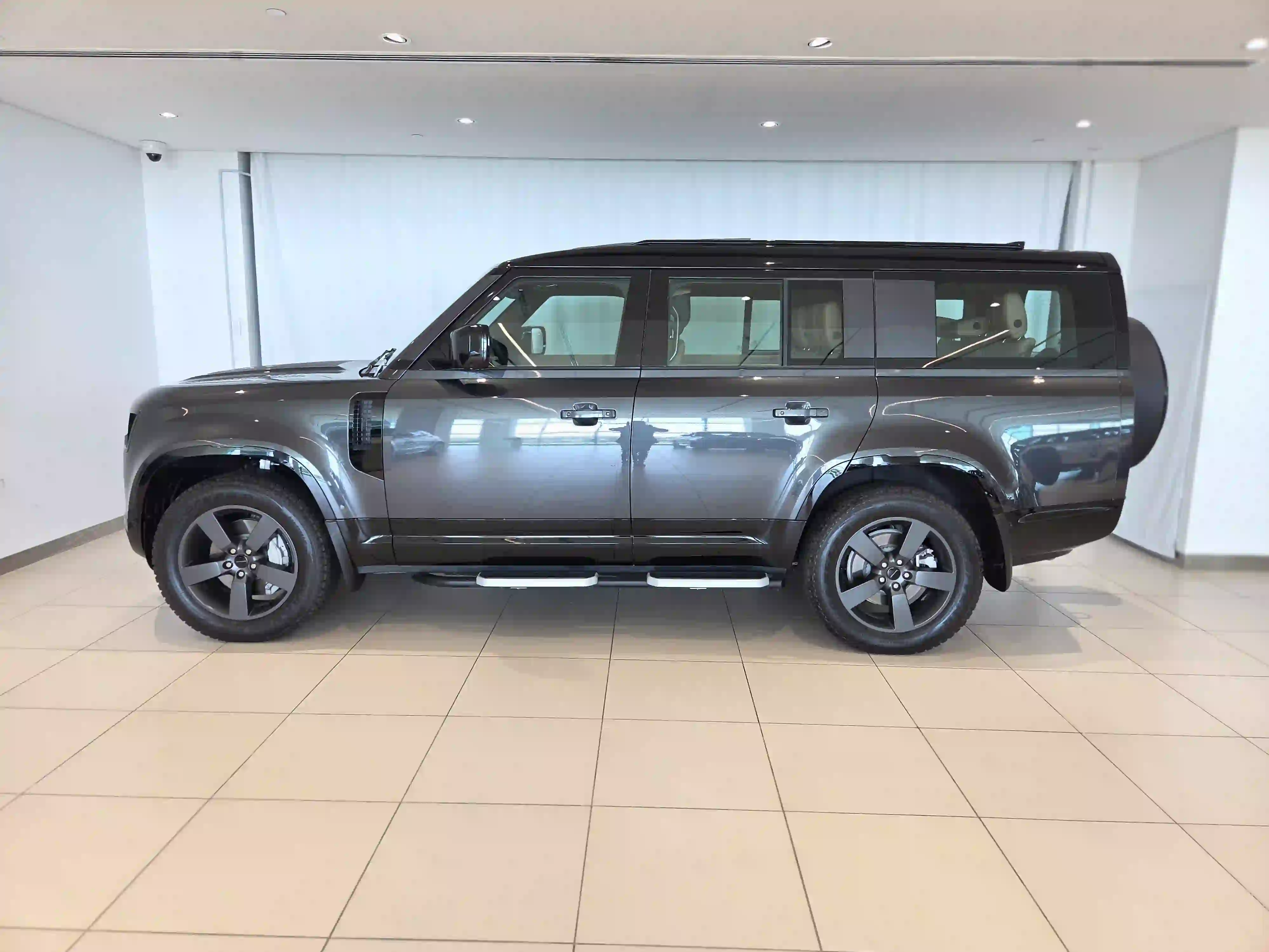 Land Rover Defender 130 3.0i6 SE 2026 - Image 3