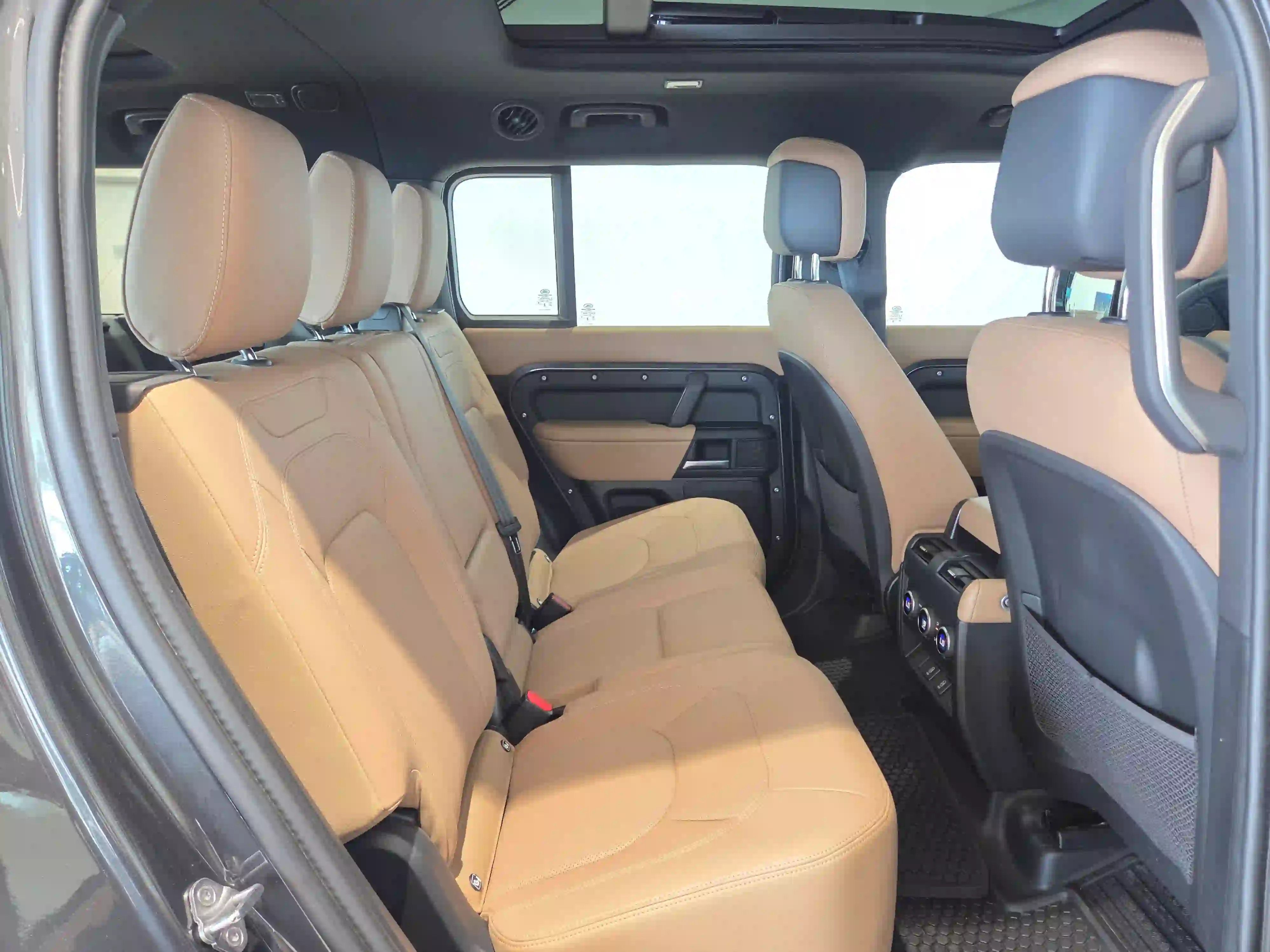 Land Rover Defender 130 3.0i6 SE 2026 — photo 11 for sale in Qatar