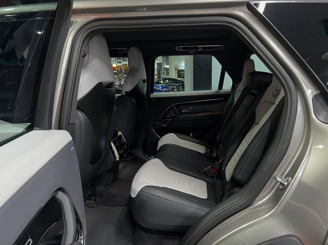 Land Rover Range Rover Sport 4.4 V8 SV 2024 - Image 4
