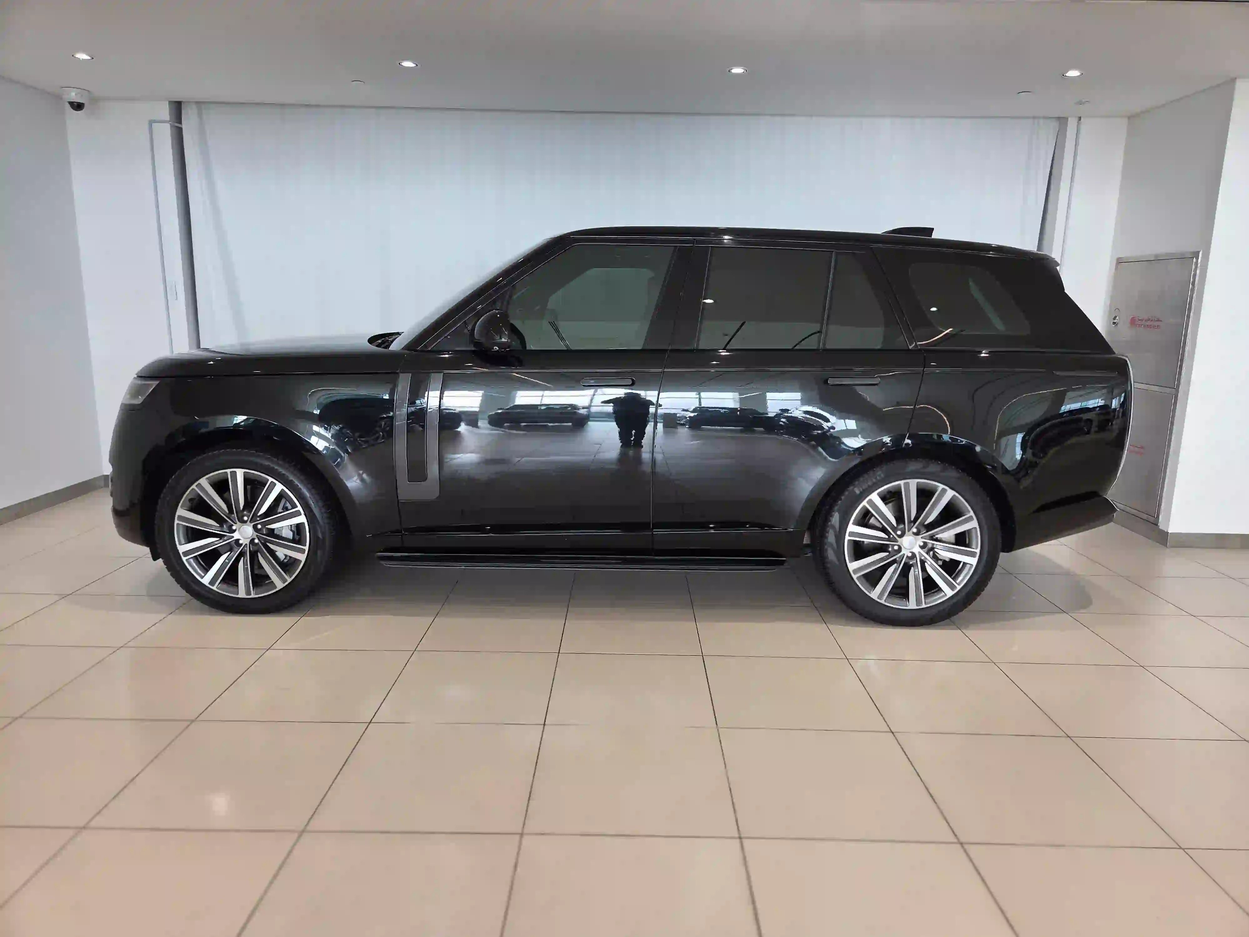 Land Rover Range Rover 4.4 V8 HSE 2023 - Image 3
