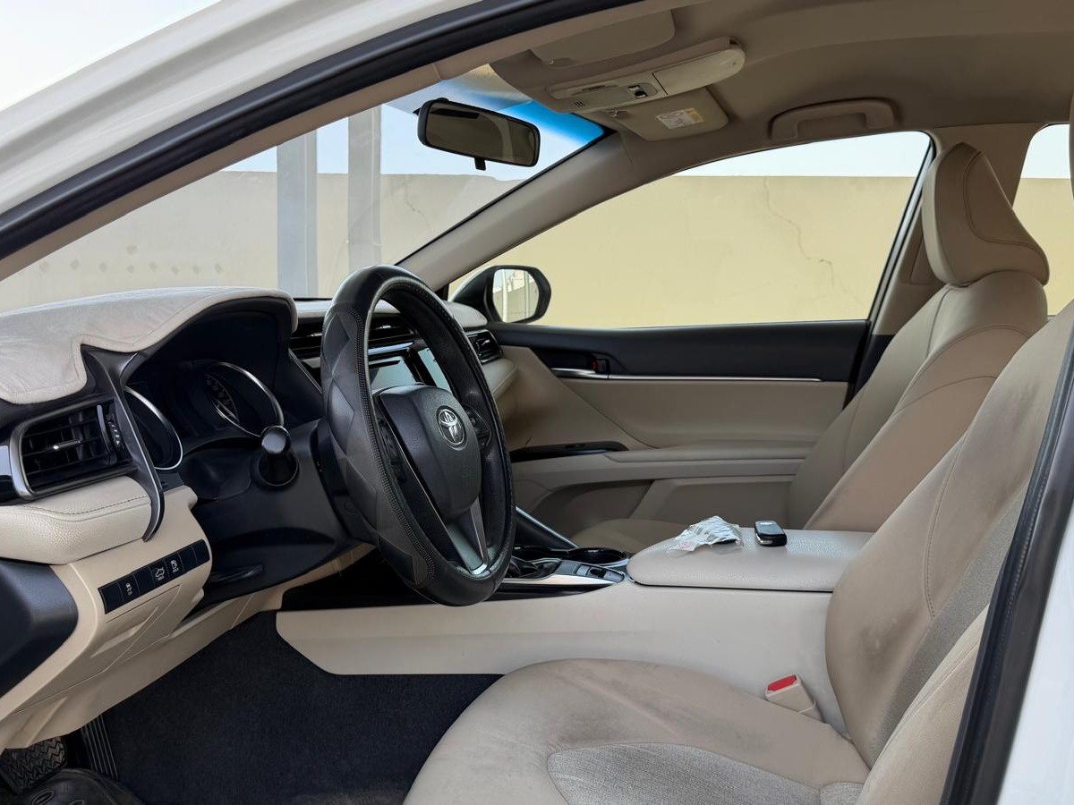 Toyota Camry LE 2019 - Image 2
