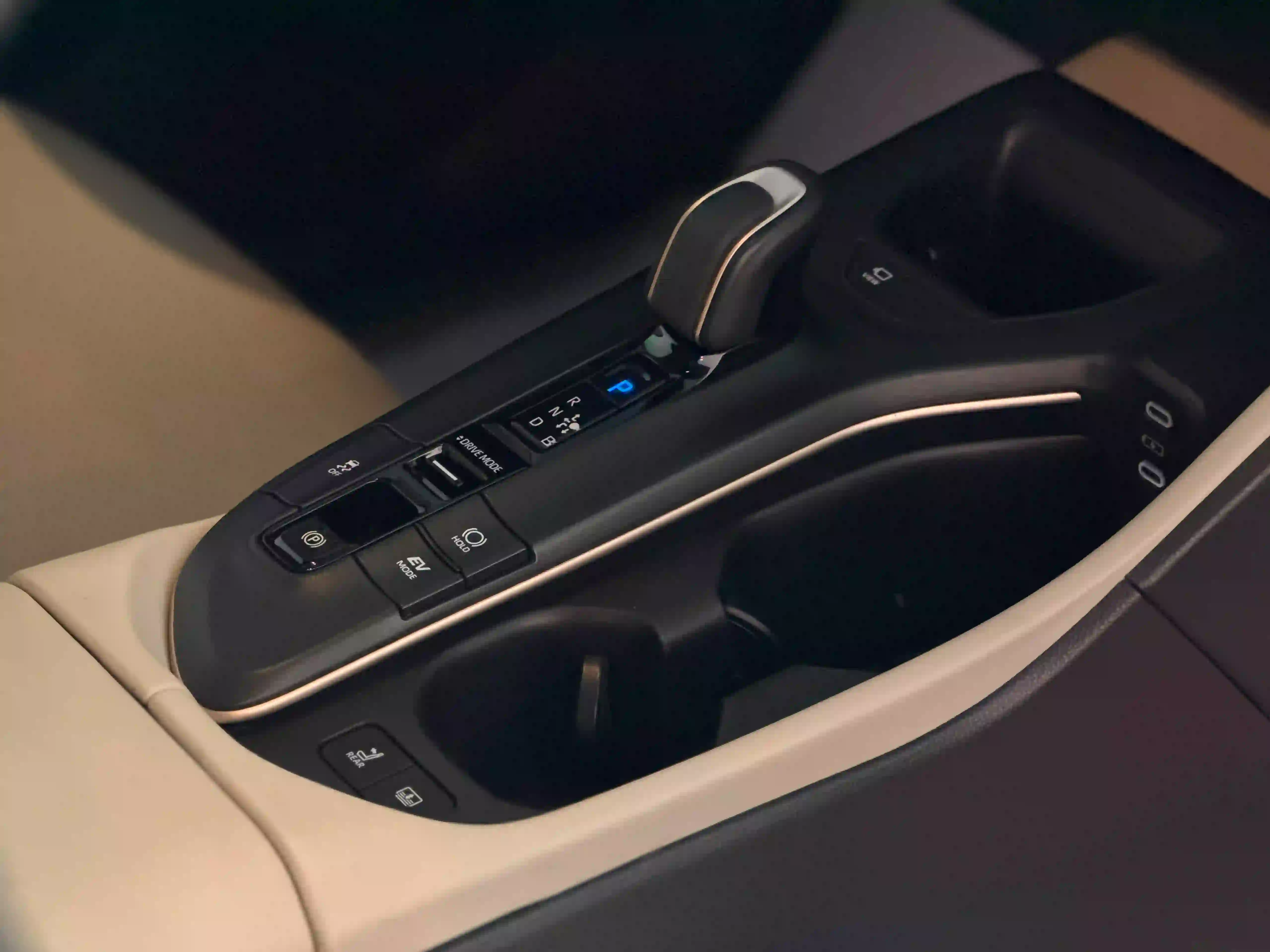 Toyota Camry HYBRID 2023 - Image 3