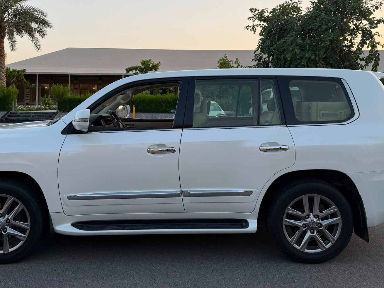 Lexus LX 570 2013 — photo 9 for sale in Qatar