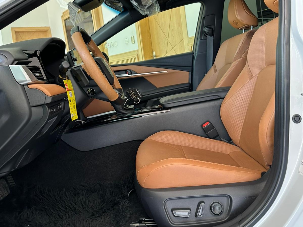 Toyota Camry GLE 2025 - Image 4