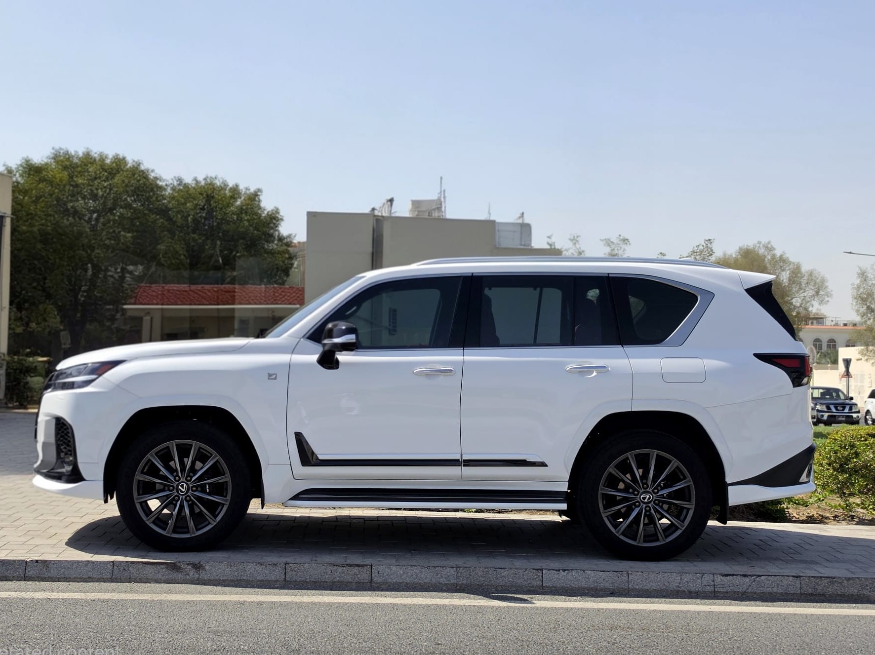 Lexus LX 600  F-Sport 2025 - Image 2