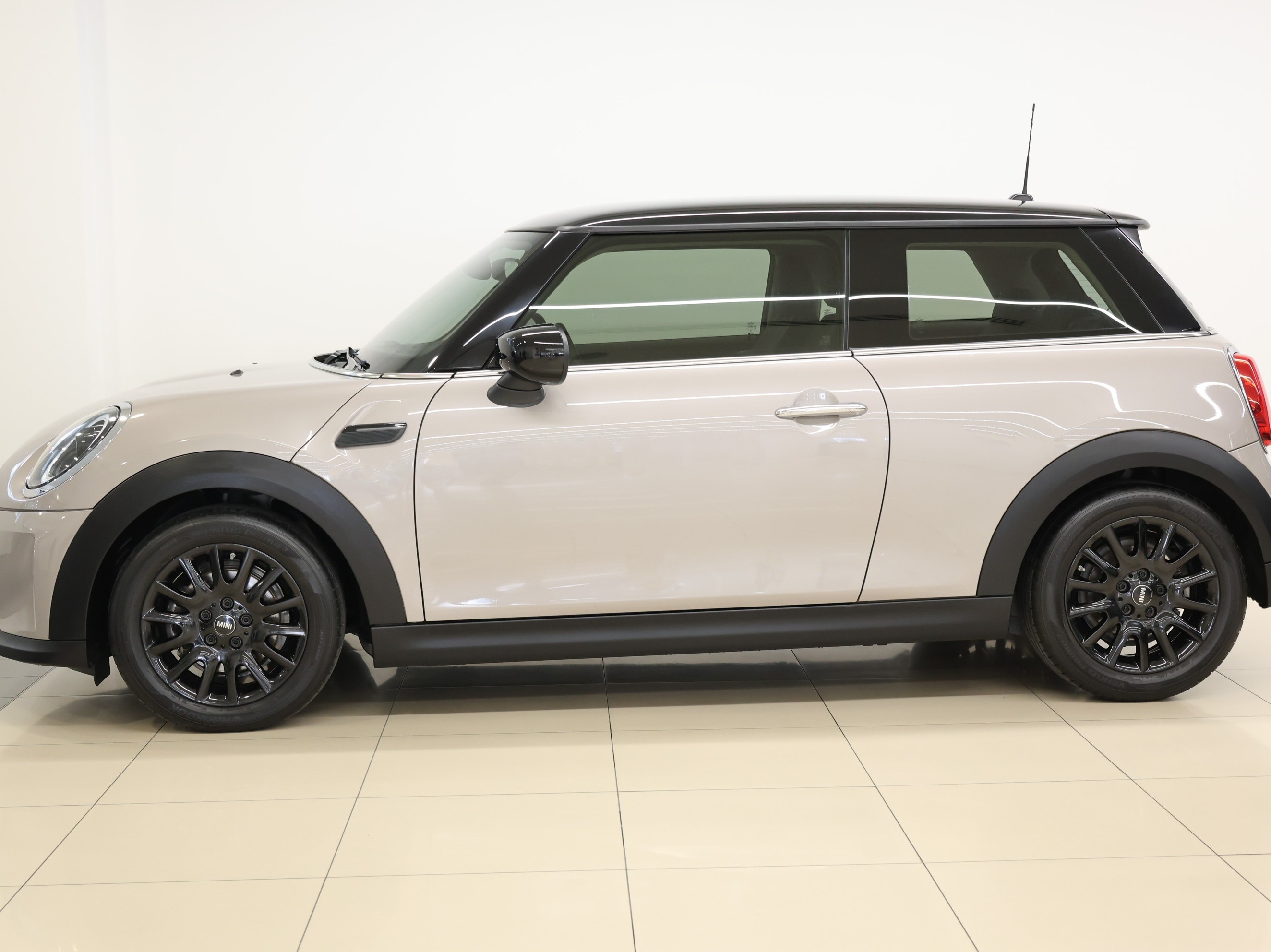 Mini Cooper Classic 2023 - Image 2