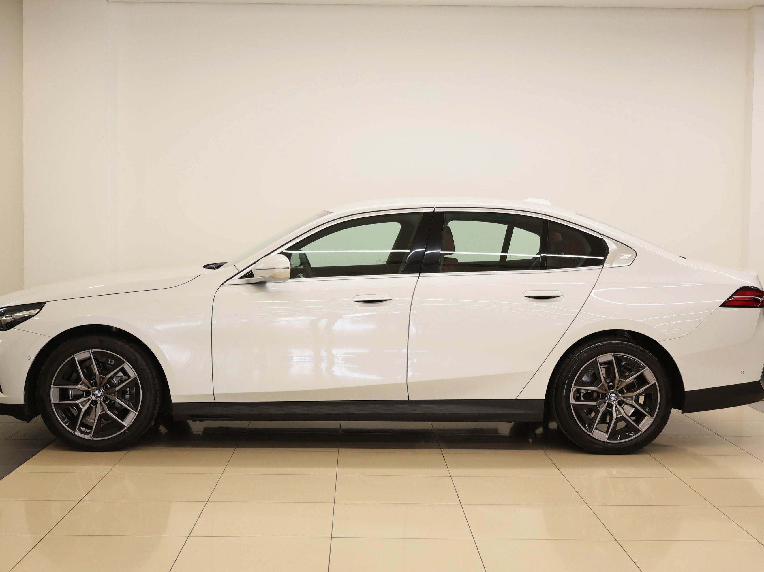 BMW 5-Series 520 i 2026 - Image 2