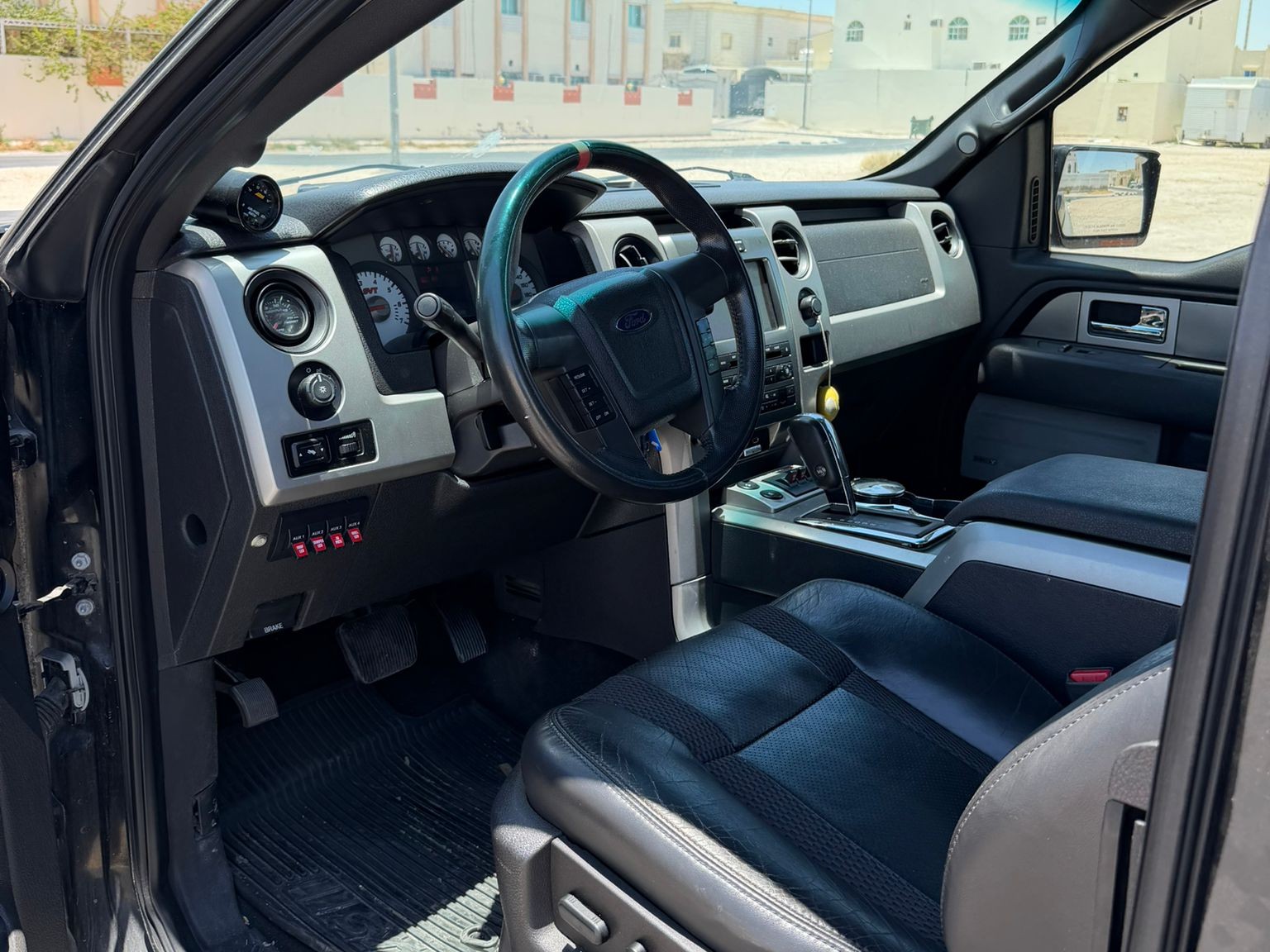 Ford Raptor SVT 2010 — photo 9 for sale in Qatar