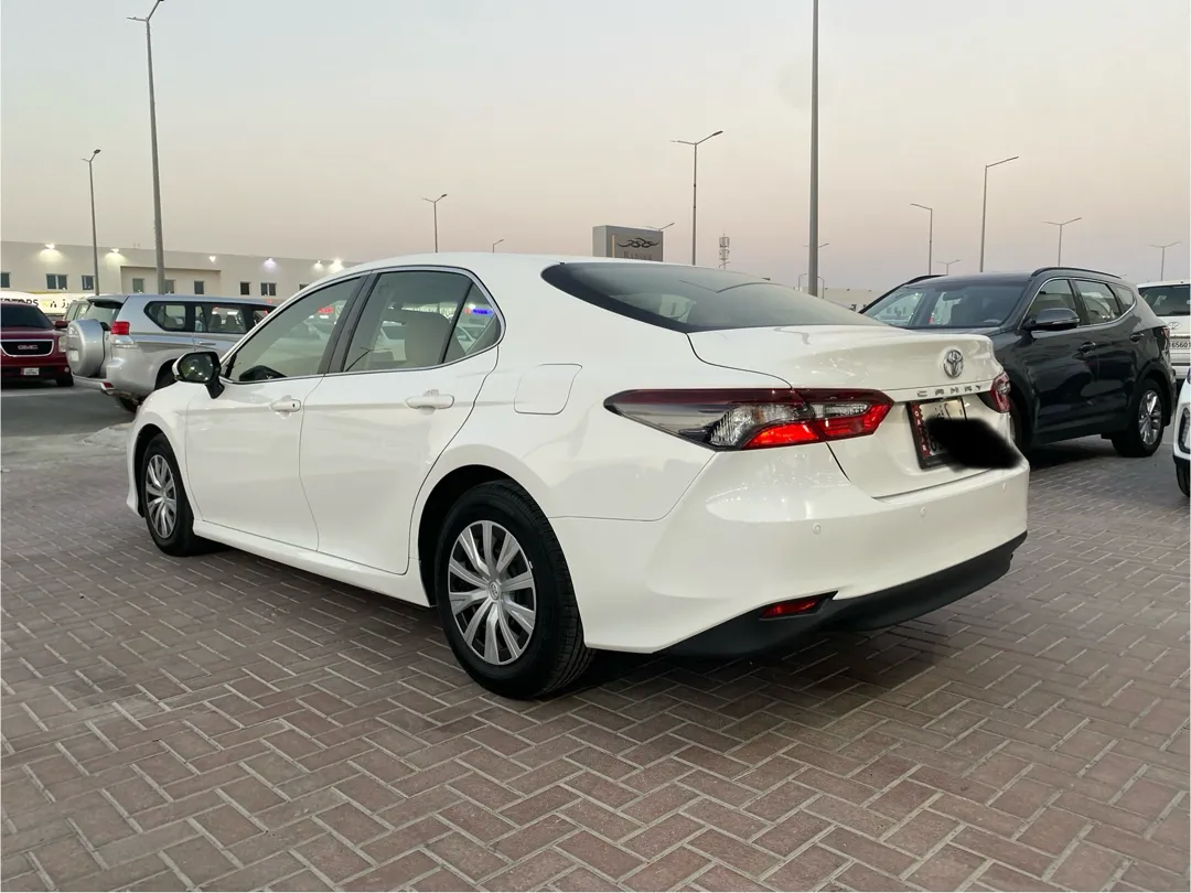 Toyota Camry LE 2023 - Image 4