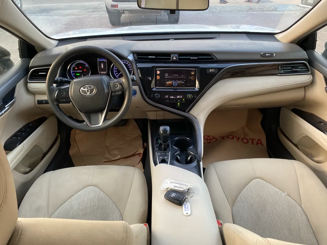 Toyota Camry HYBRID 2019 — photo 14 for sale in Qatar