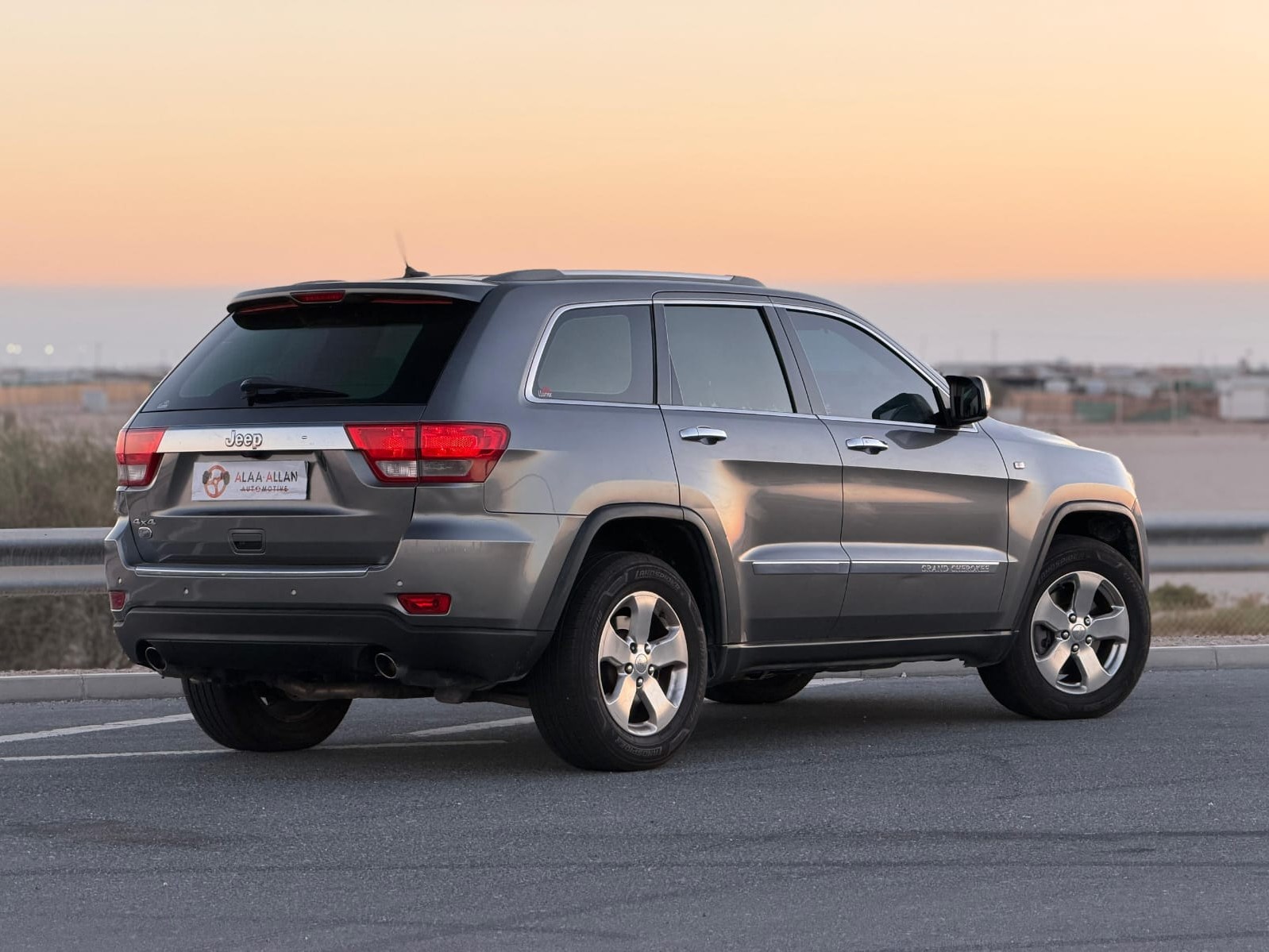 Jeep Grand Cherokee 2011 — photo 9 for sale in Qatar