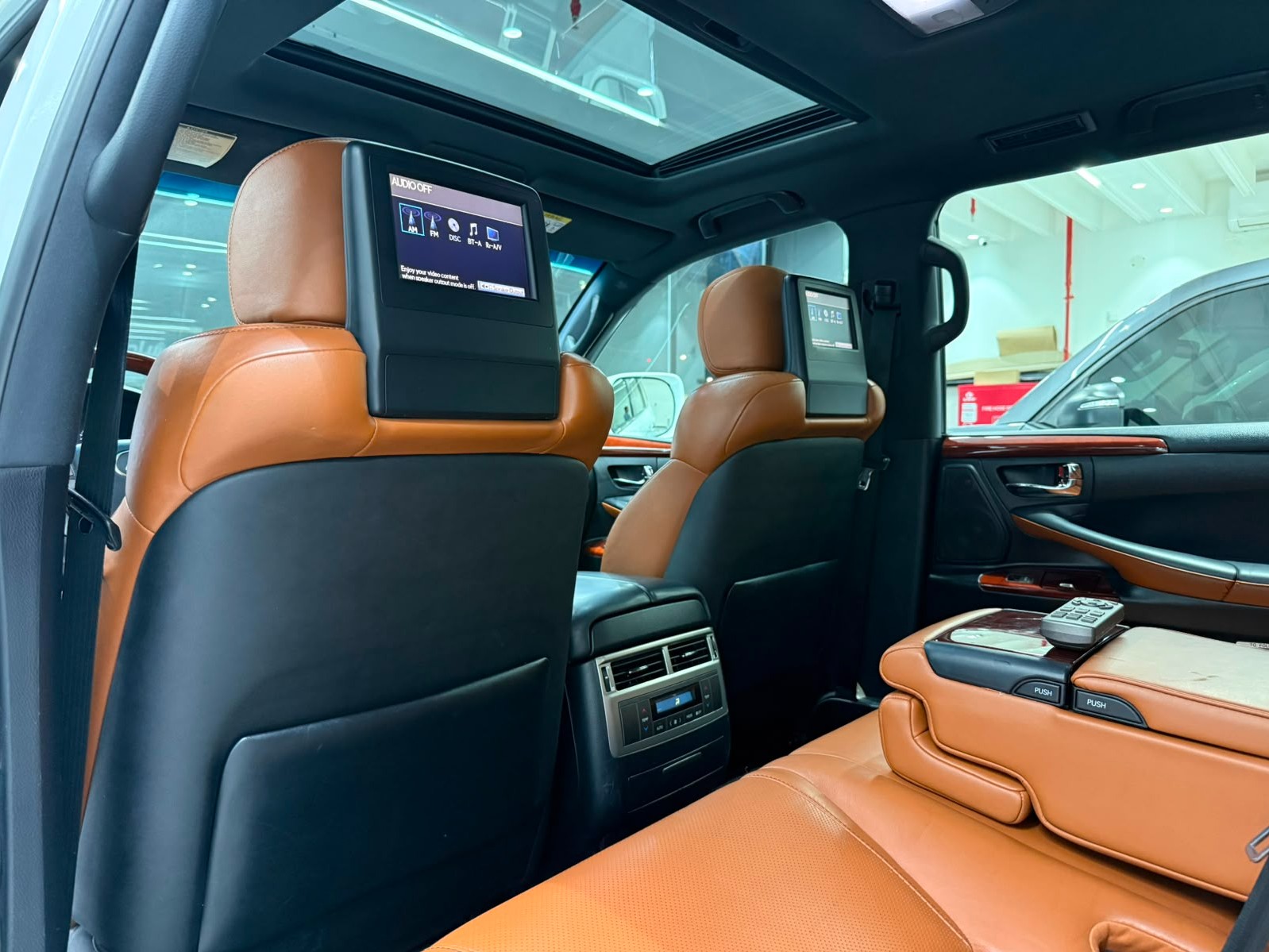 Lexus LX 570 2014 — photo 12 for sale in Qatar