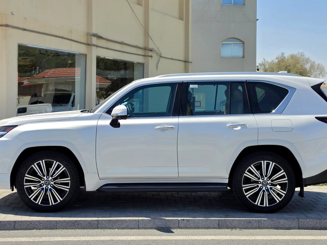 Lexus LX 600 Luxury  2025 - Image 4