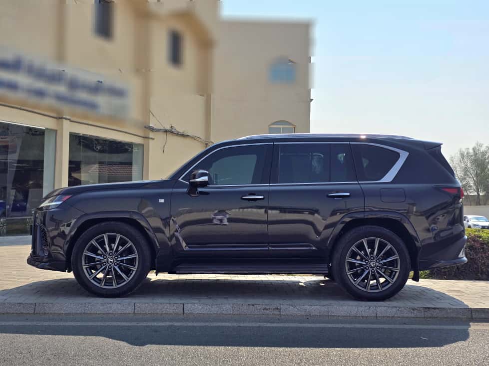 Lexus LX 600  F-Sport 2024 - Image 3