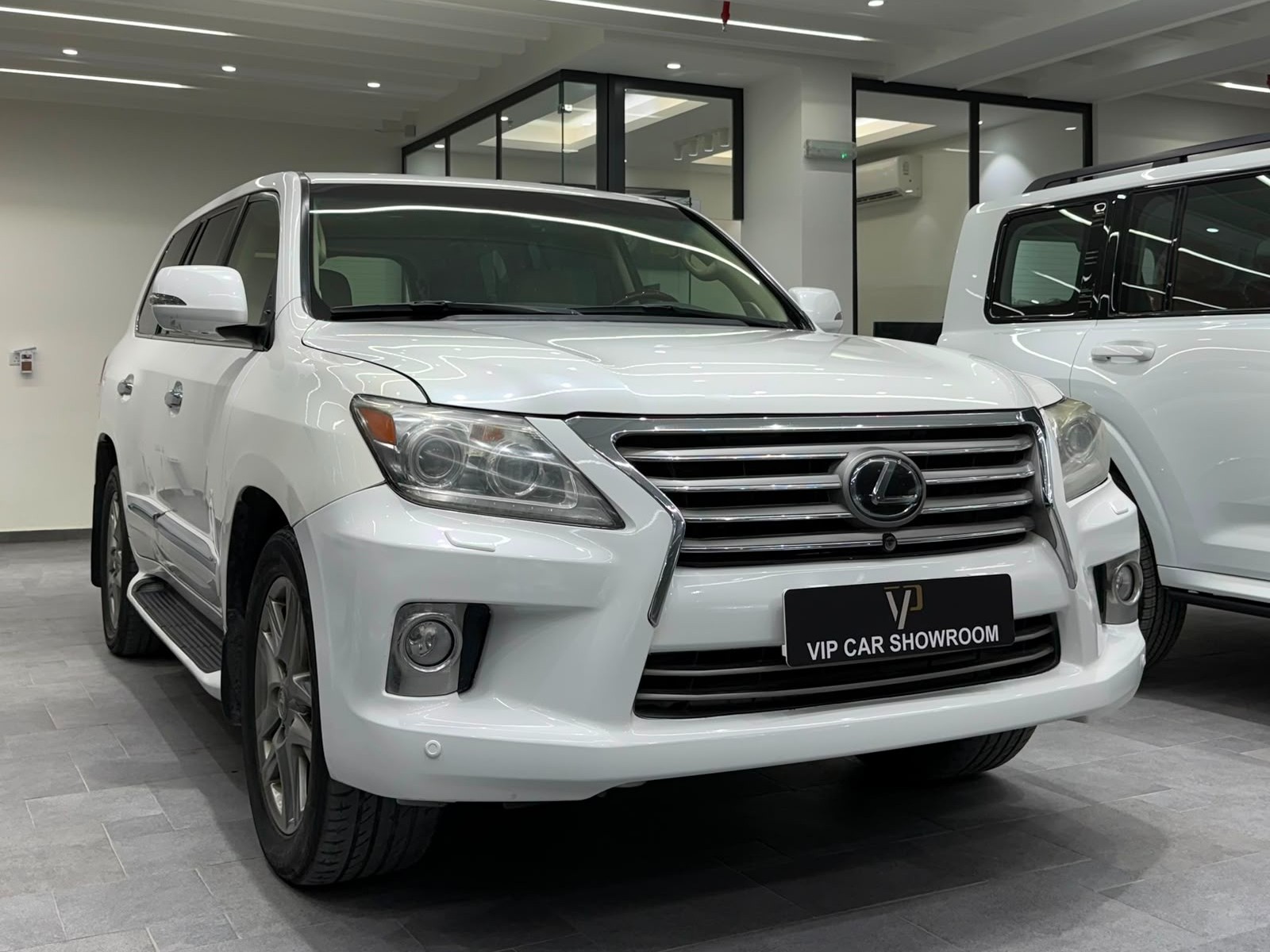 Lexus LX 570 2012 - Image 2