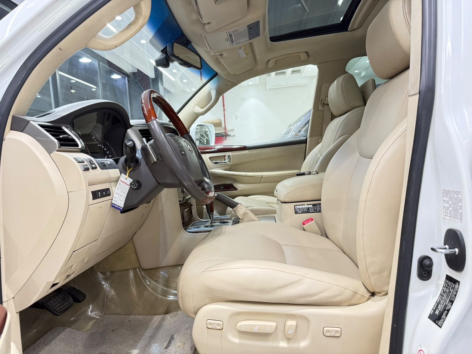 Lexus LX 570 2012 - Image 4