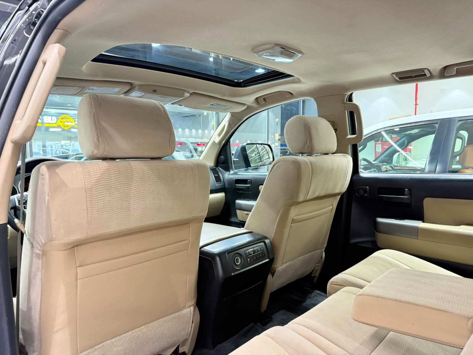 Toyota Sequoia 2015 — photo 11 for sale in Qatar