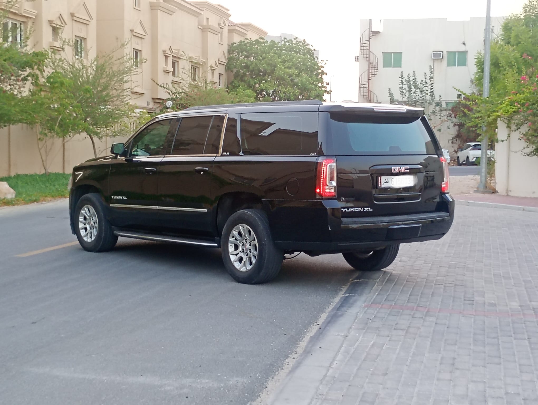 GMC Yukon 2018 - Image 2