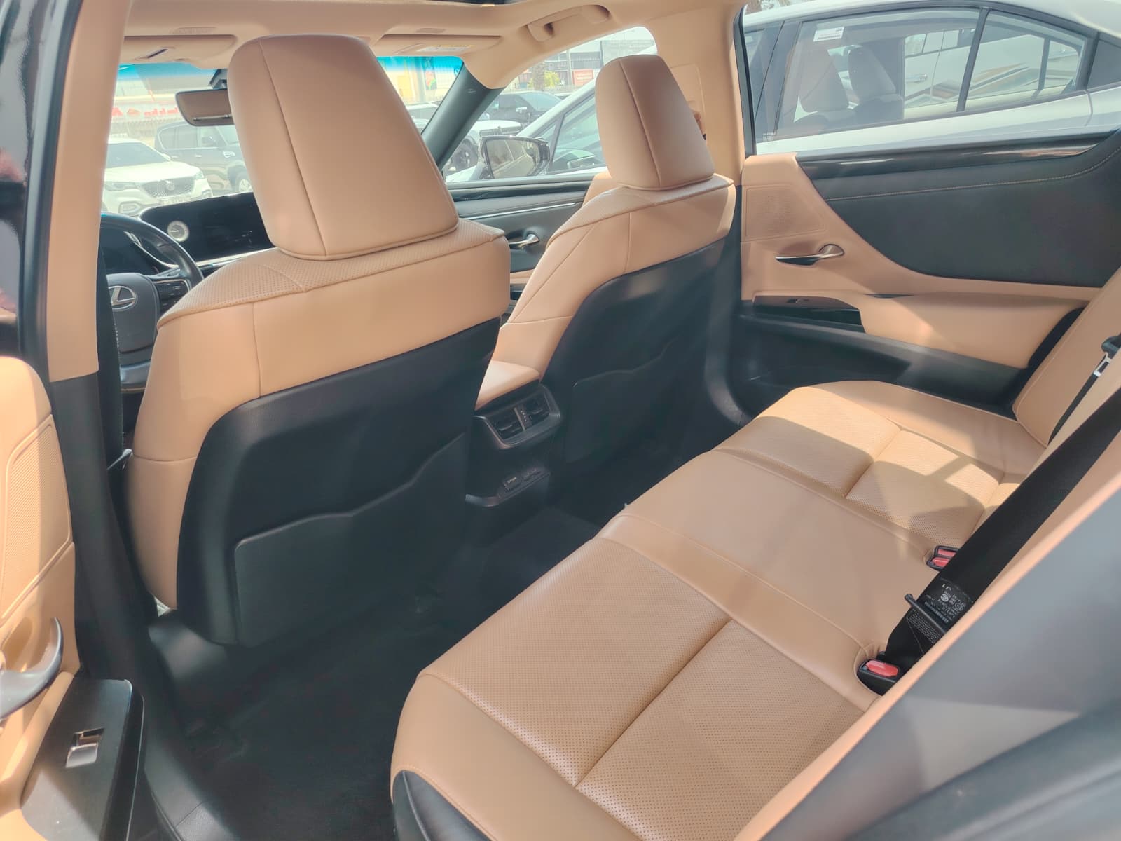 Lexus ES 300h 2023 - Image 4