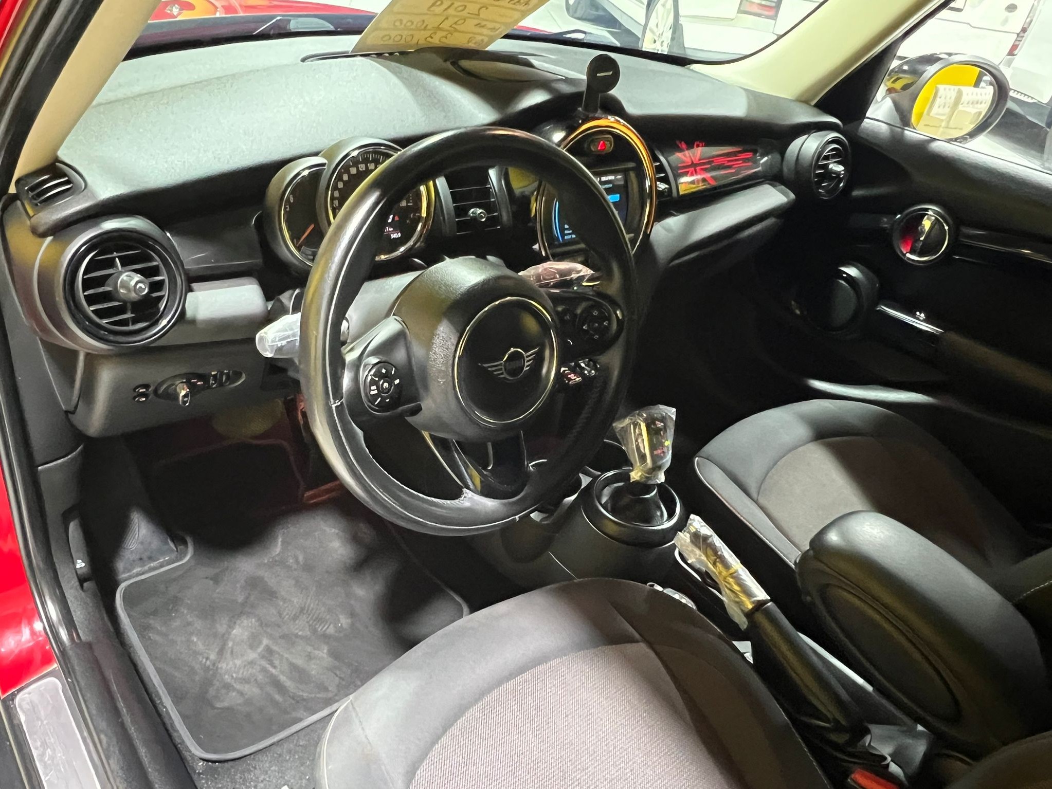 Mini Cooper 2019 - Image 2