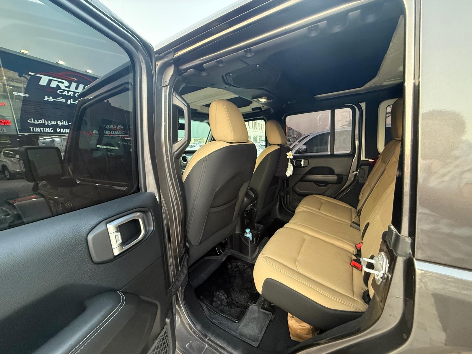 Jeep Wrangler Sahara 2018 — photo 10 for sale in Qatar