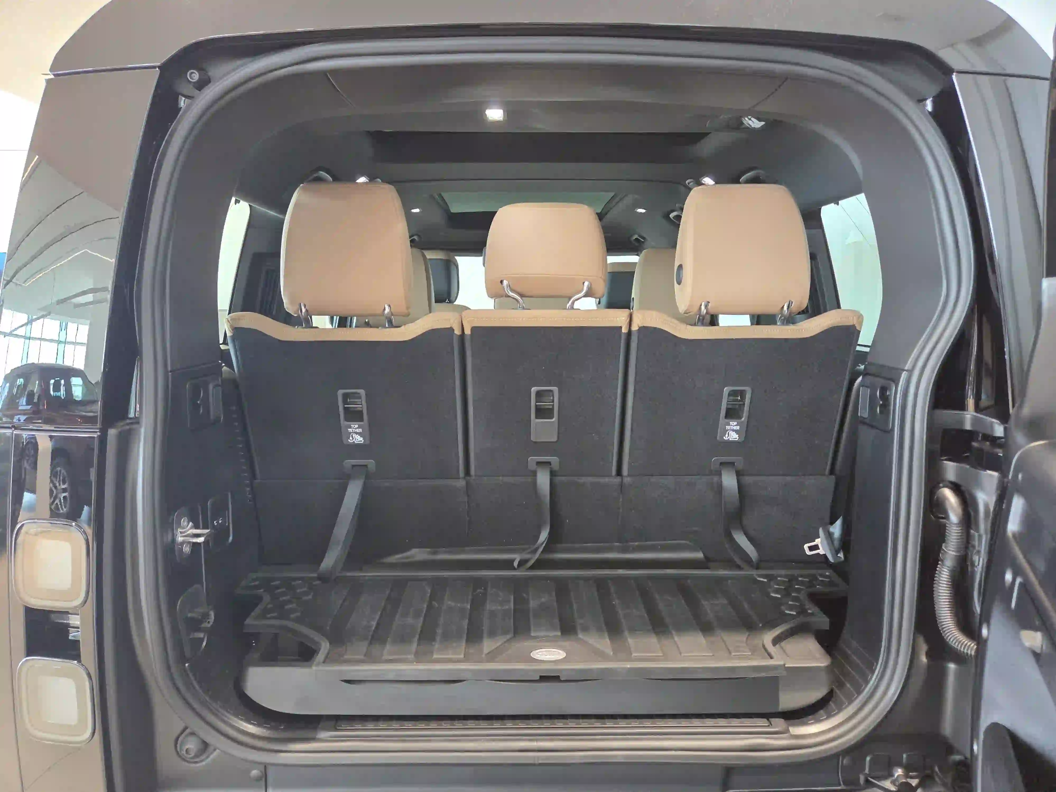 Land Rover Defender 130 3.0 i6 X-Dynamic SE 2026 — photo 9 for sale in Qatar