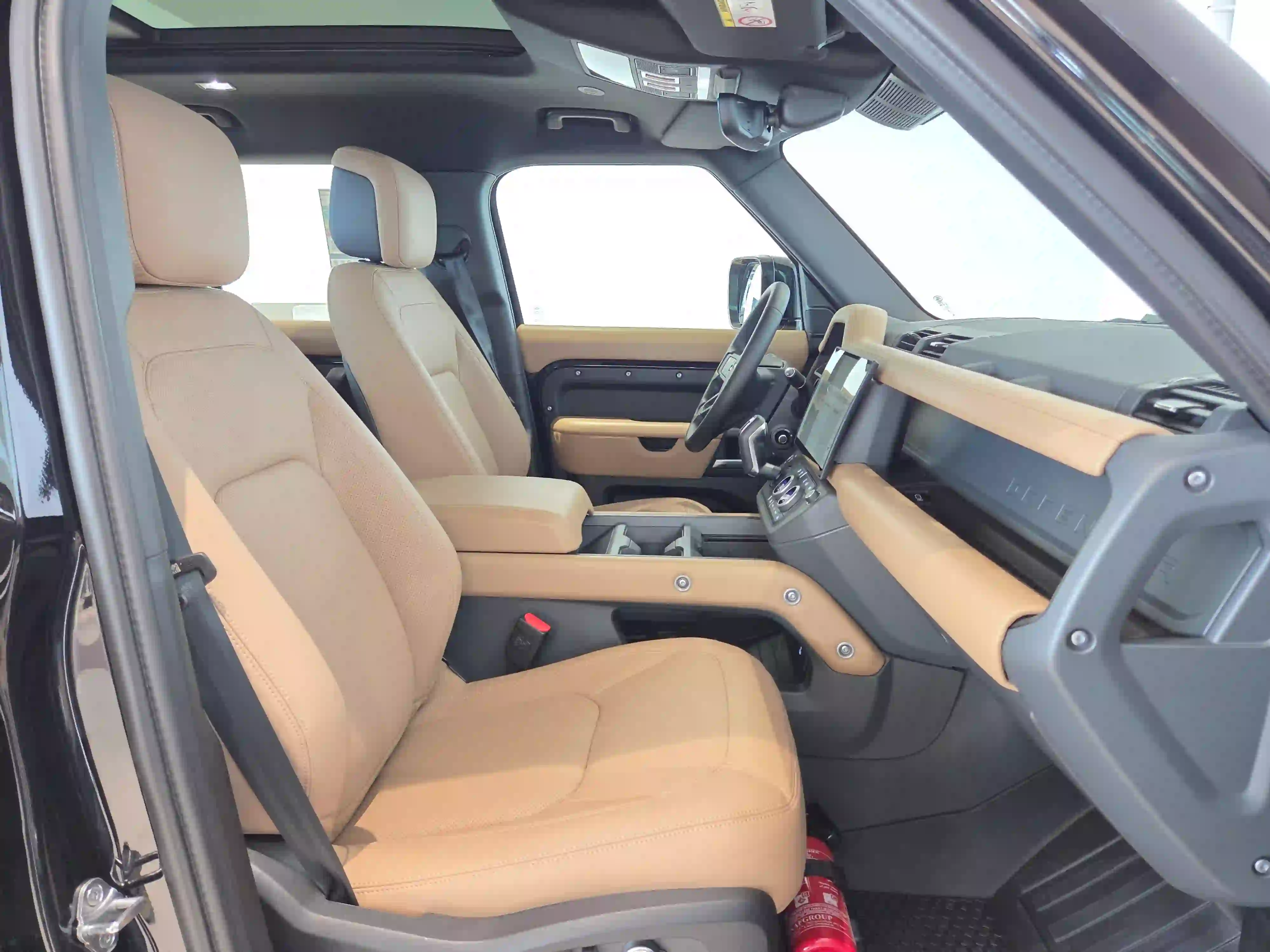 Land Rover Defender 130 3.0 i6 X-Dynamic SE 2026 — photo 12 for sale in Qatar