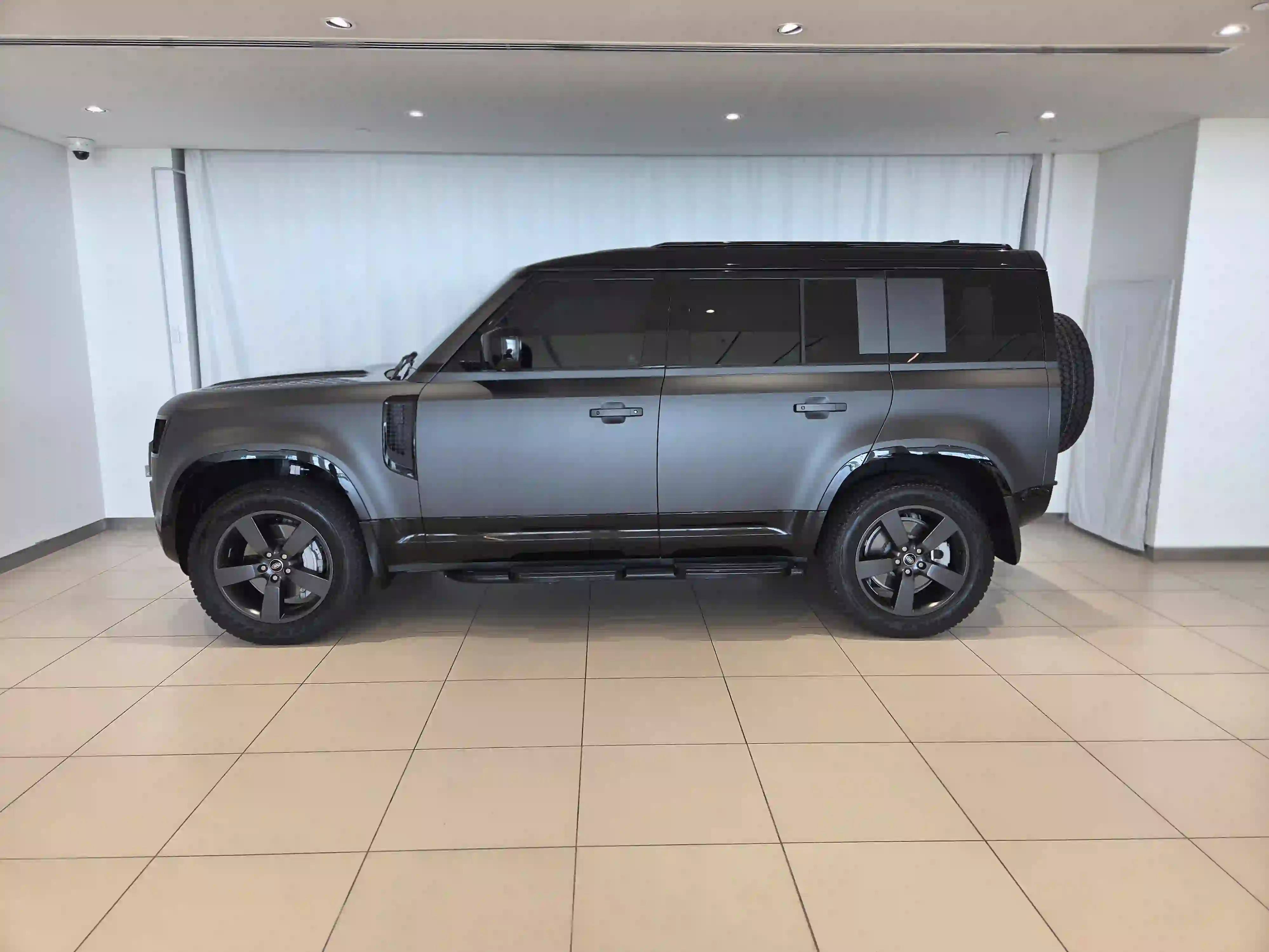 Land Rover Defender 110 3.0i6 X-Dynamic SE 2025 - Image 3