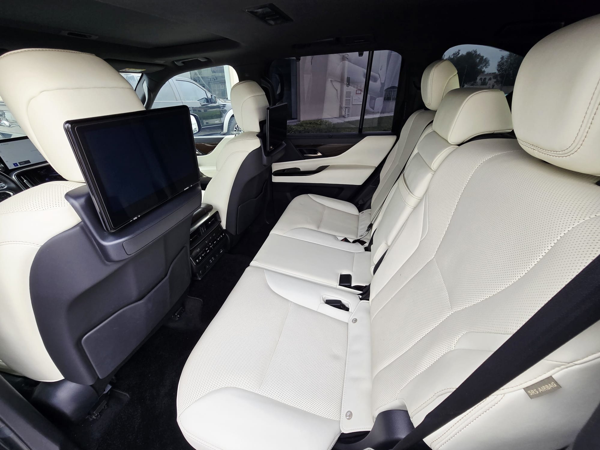 Lexus LX 600 Luxury  2024 - Image 3