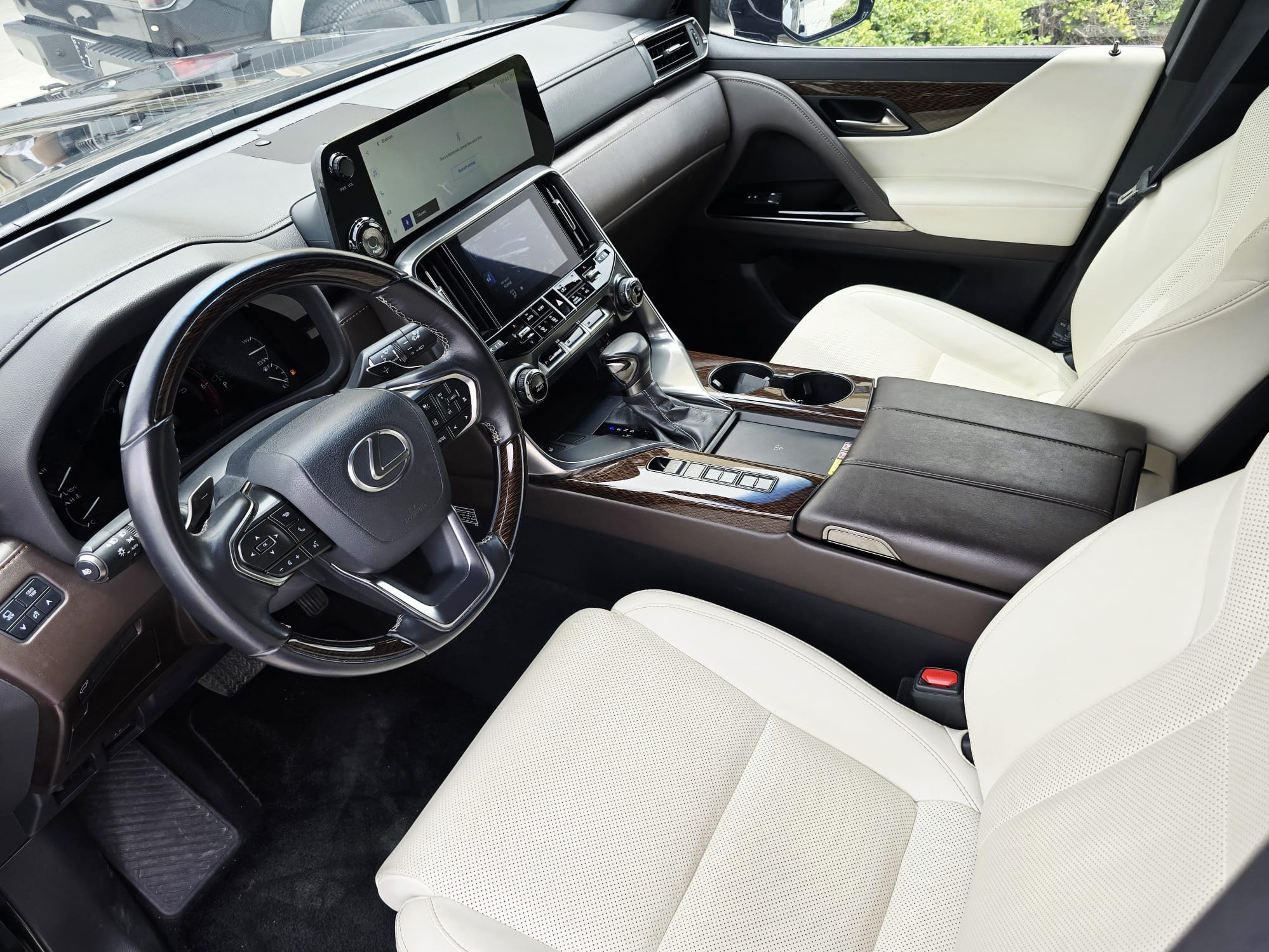 Lexus LX 600 Luxury  2024 - Image 2