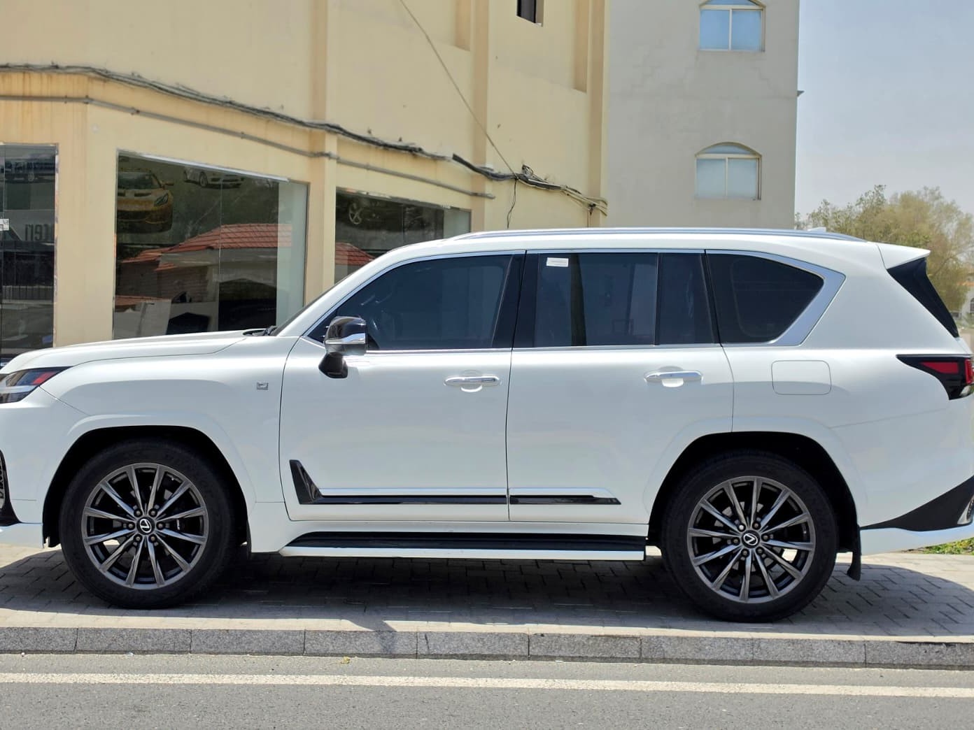 Lexus LX 600  F-Sport 2023 - Image 3