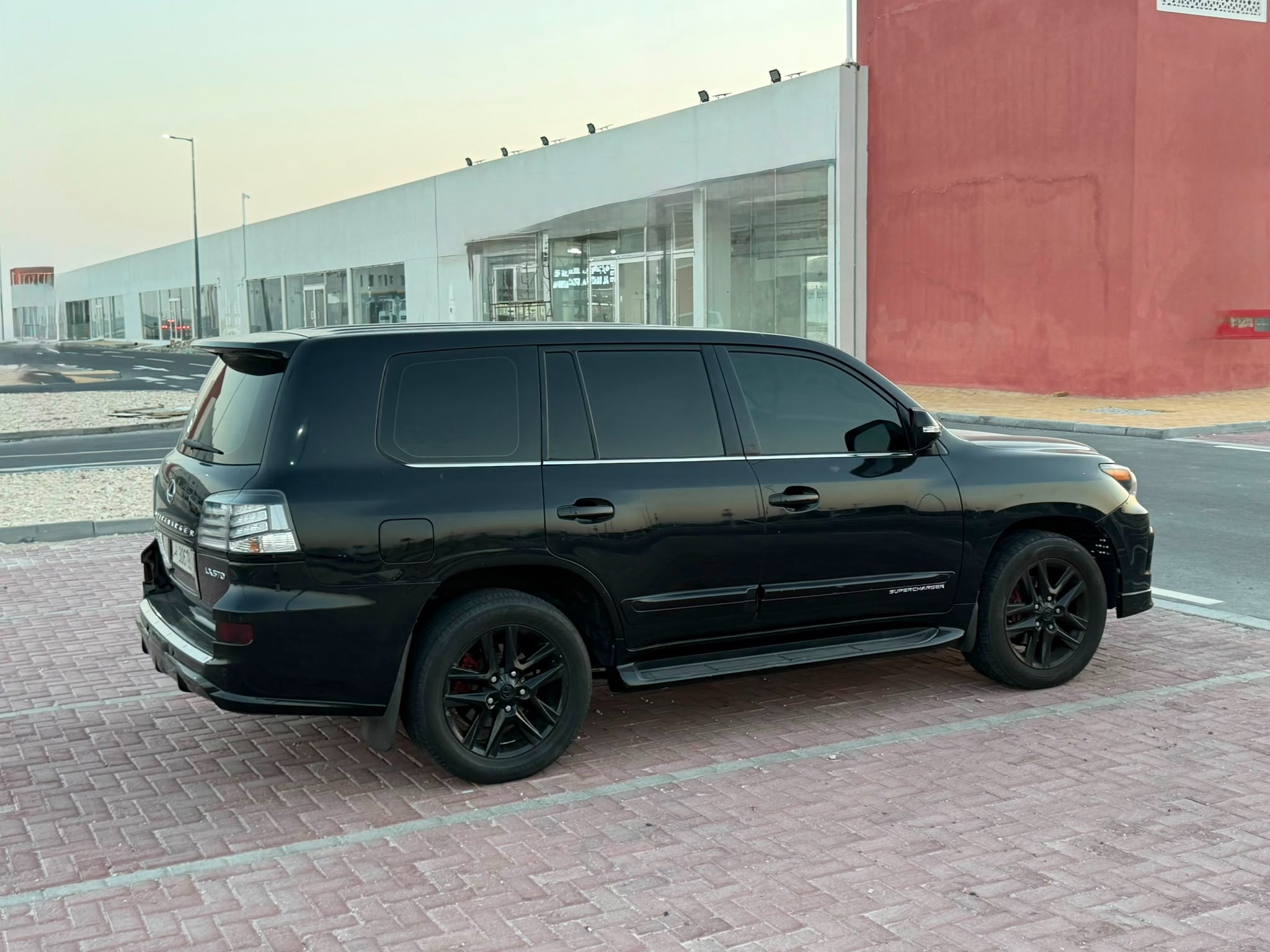 Lexus LX 570 S 2011 - Image 2