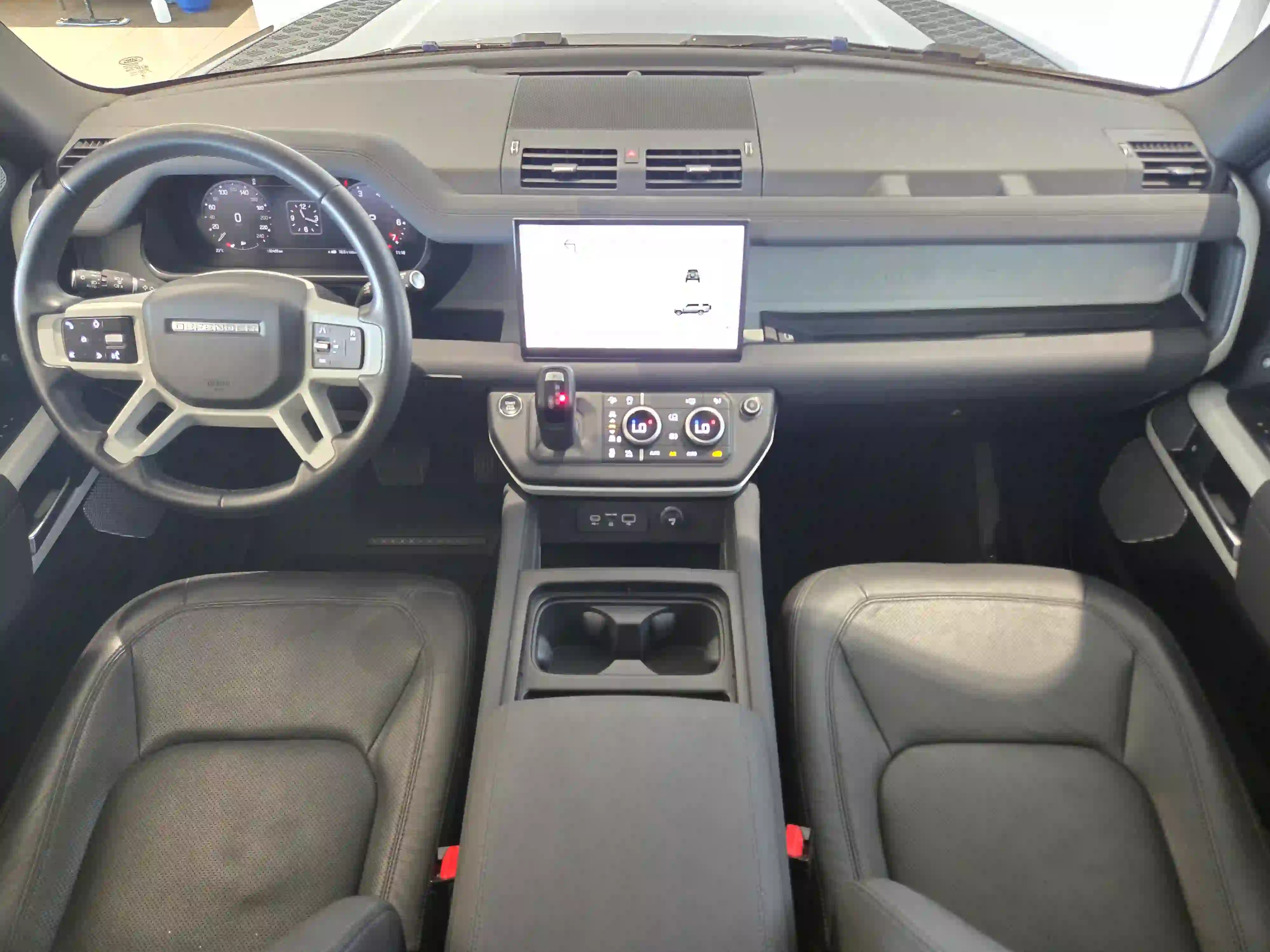 Land Rover Defender 130 3.0i6 SE 2023 — photo 9 for sale in Qatar