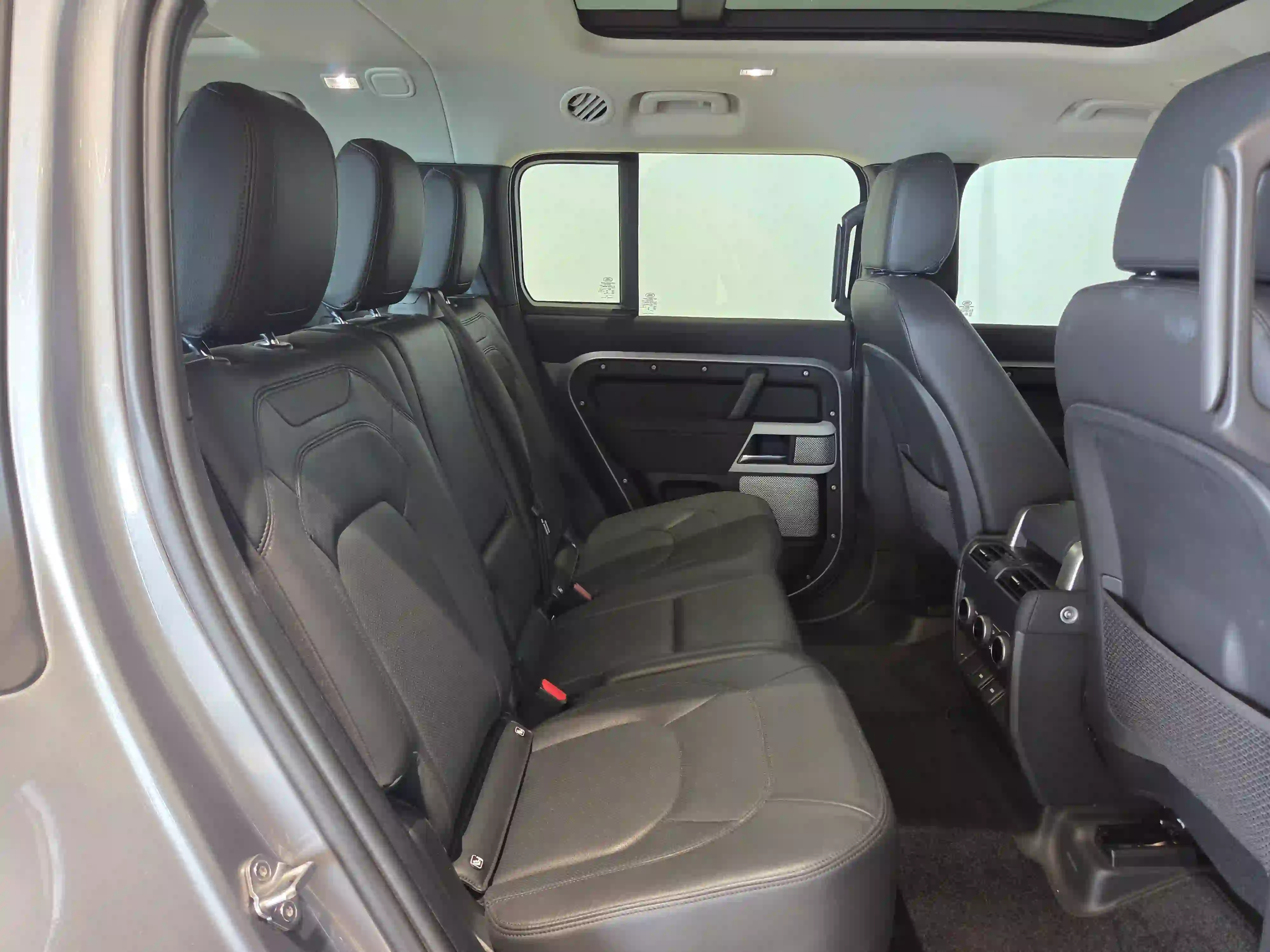 Land Rover Defender 130 3.0i6 SE 2023 — photo 10 for sale in Qatar