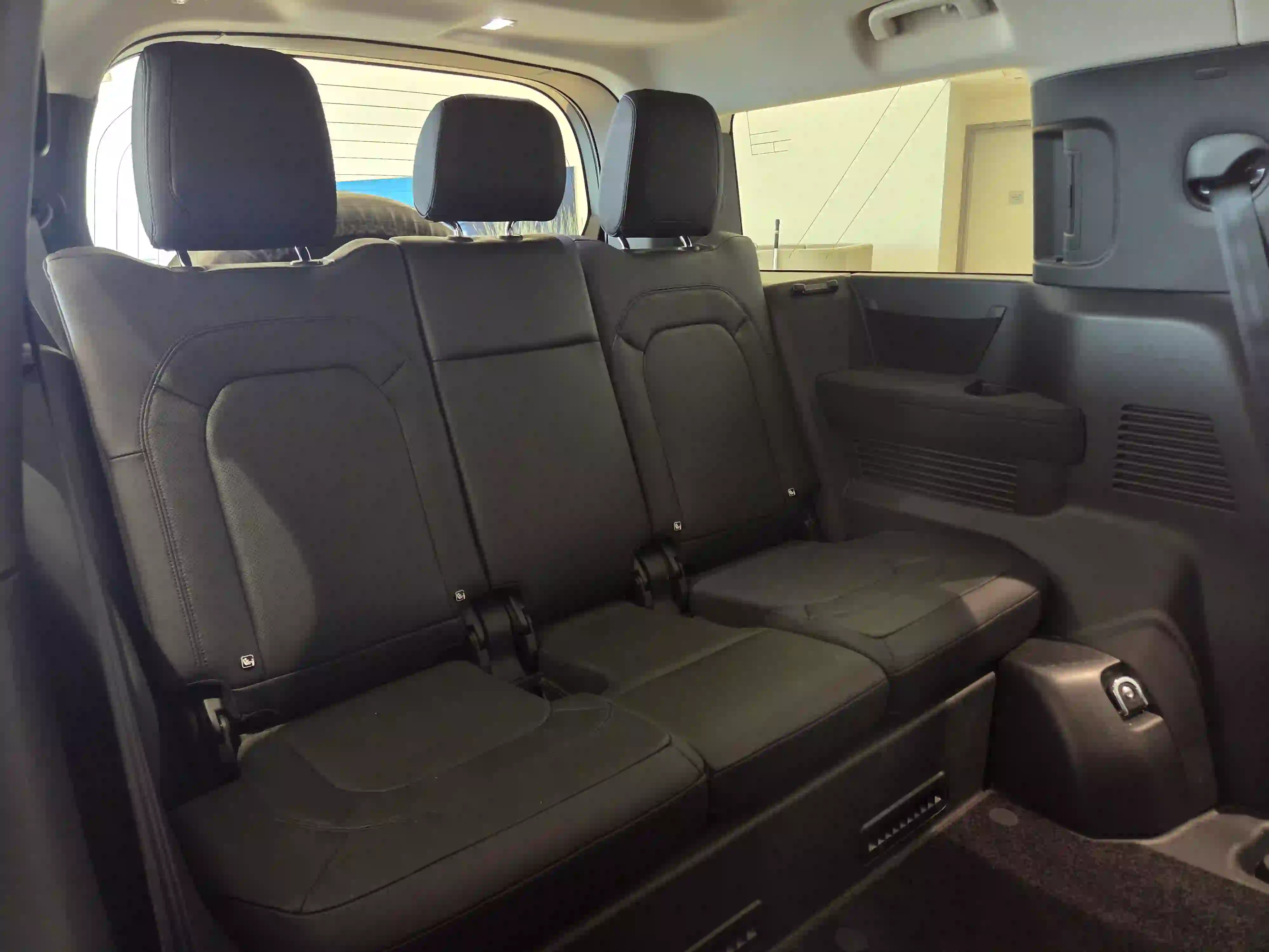 Land Rover Defender 130 3.0i6 SE 2023 — photo 11 for sale in Qatar
